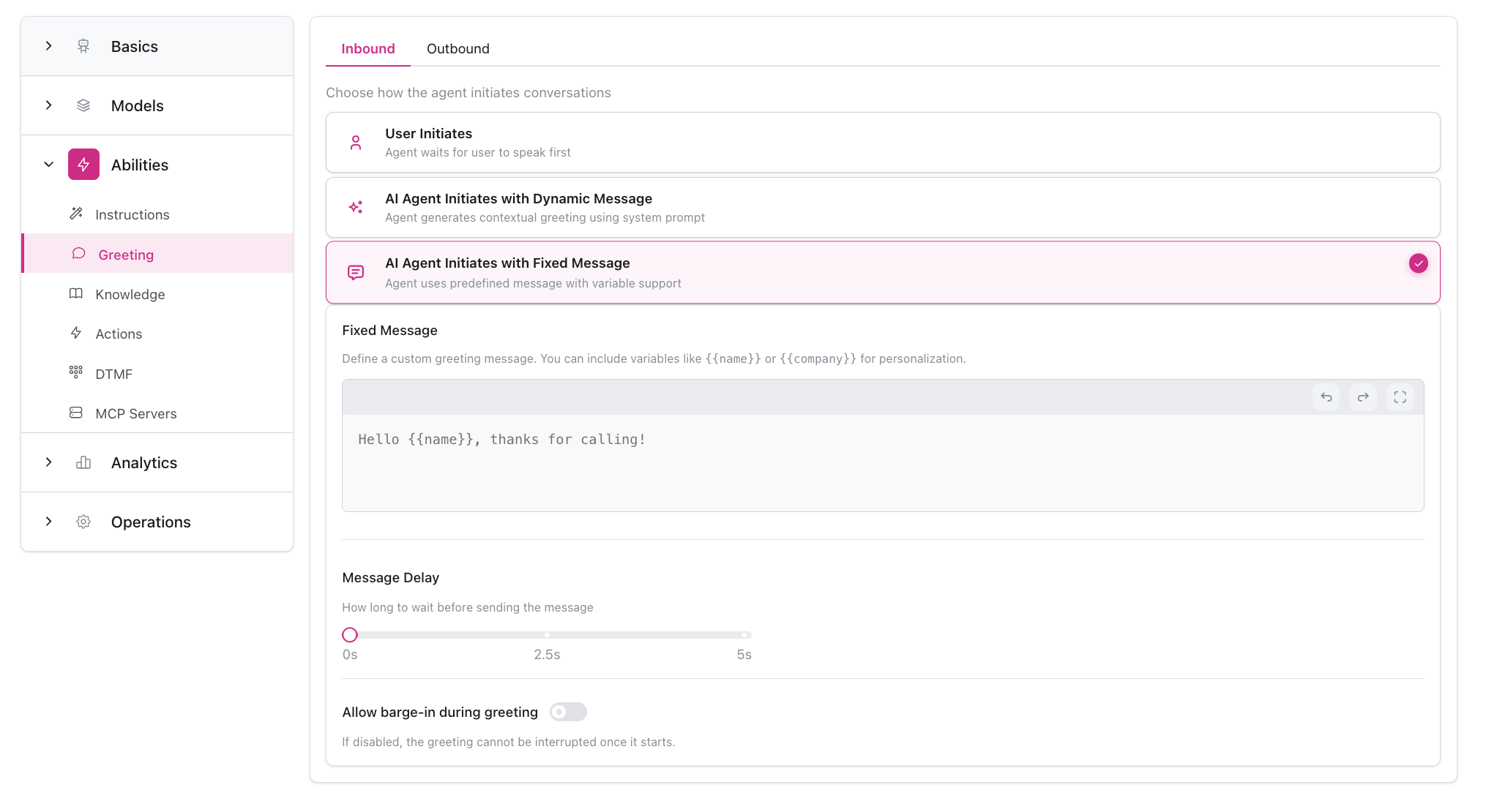 Configuración de saludo mostrando tres opciones: Usuario Inicia, Agente IA con Mensaje Dinámico, y Agente IA con Mensaje Fijo, incluyendo control deslizante de retraso de mensaje y palanca de barge-in