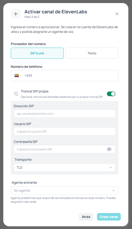 Paso 2 con SIP trunk seleccionado y el interruptor de Troncal SIP propia activado, mostrando los campos Dirección SIP, Usuario SIP, Contraseña SIP y Transporte