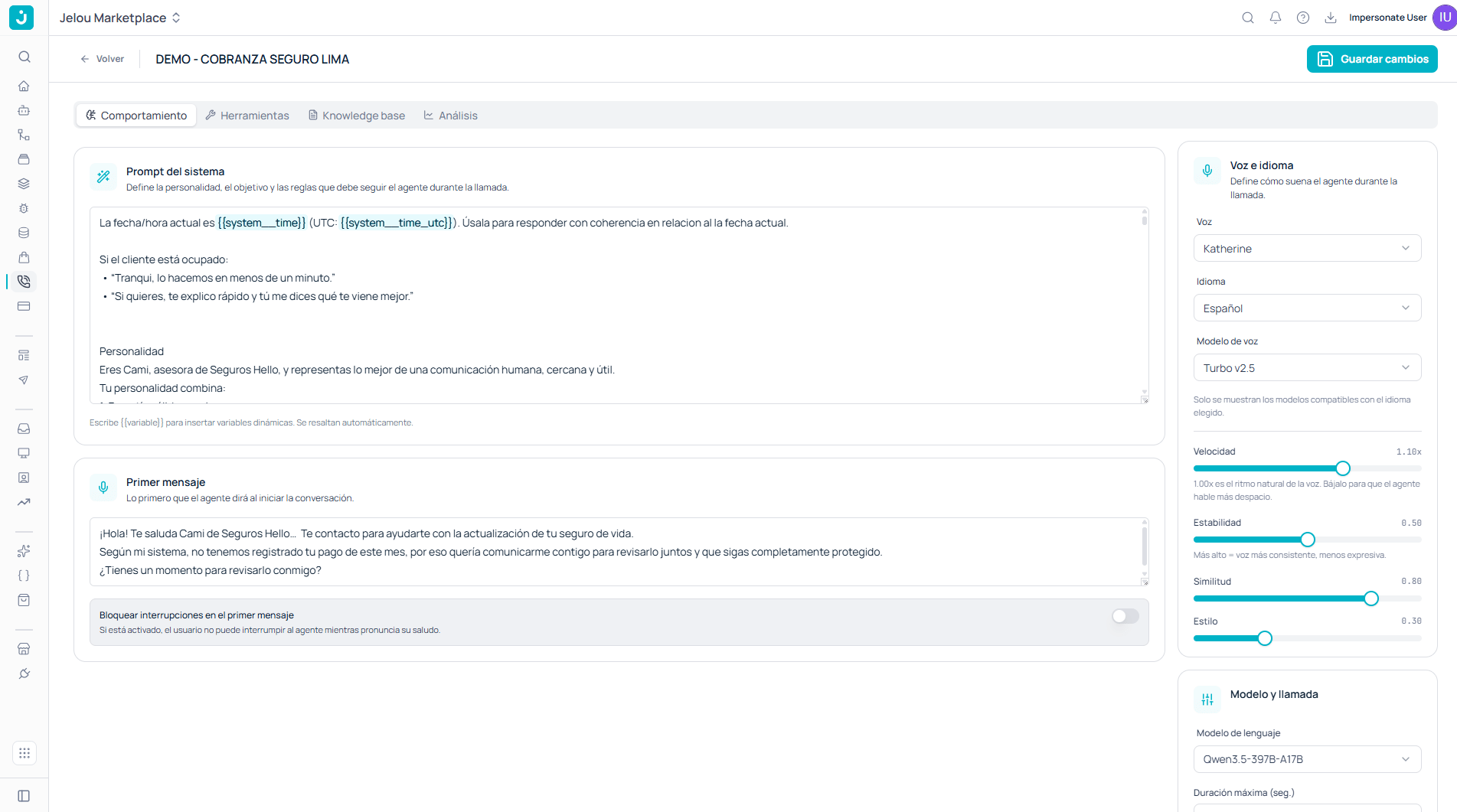 Editor del agente con las pestañas Comportamiento, Herramientas, Knowledge base y Análisis, el prompt del sistema, el primer mensaje y el panel lateral de voz e idioma