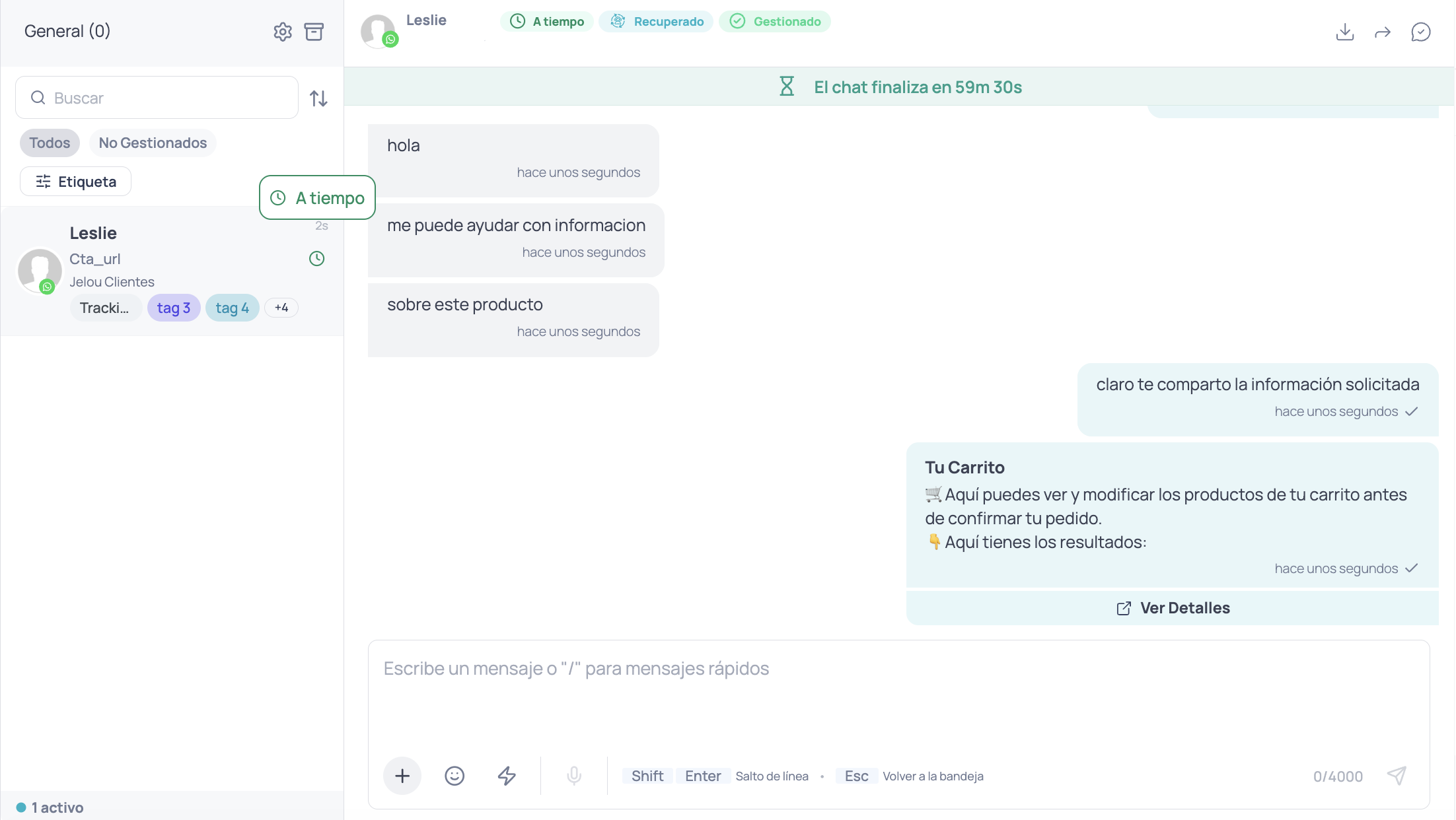 Bandeja de entrada con el ícono de estado junto a la conversación en la lista de chats, su etiqueta A tiempo al pasar el cursor, y el mismo estado como chip en el encabezado de la conversación abierta