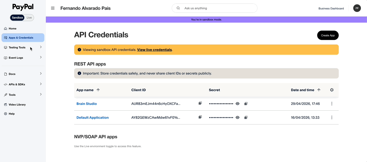 Animación en PayPal Developer mostrando Sandbox Accounts, selección de una cuenta Personal y revisión de sus datos para usarla como comprador de prueba