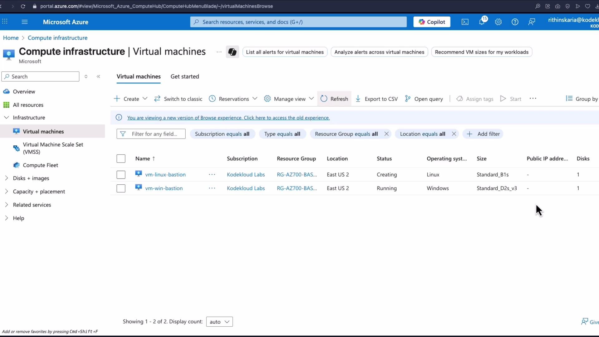 The image shows a Microsoft Azure portal interface displaying a list of virtual machines, with details such as name, subscription, resource group, location, status, operating system, size, and number of disks.