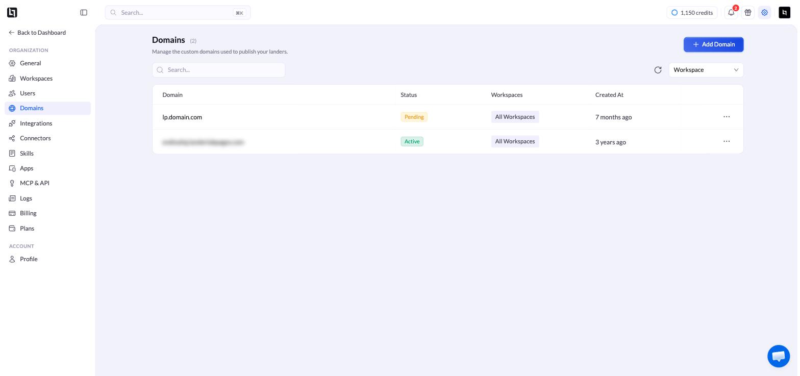 A tela Domains nas configurações do LanderLab, listando os domínios conectados e seus status