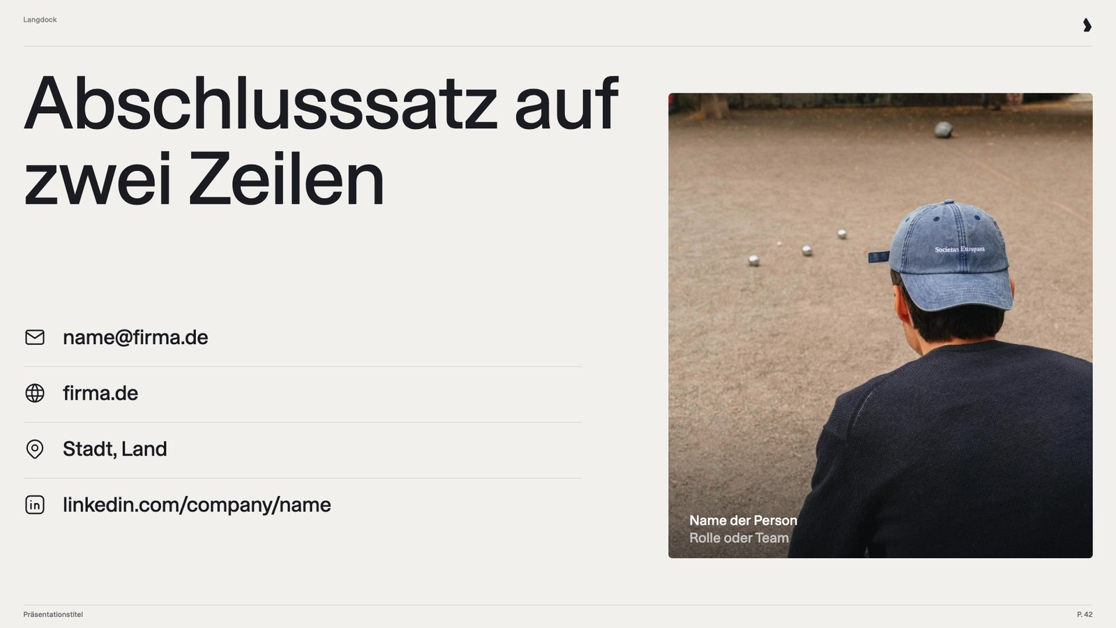 Kontaktfolie mit zweizeiliger Schlusszeile, vier Kontaktdaten und dem Foto einer Person von hinten