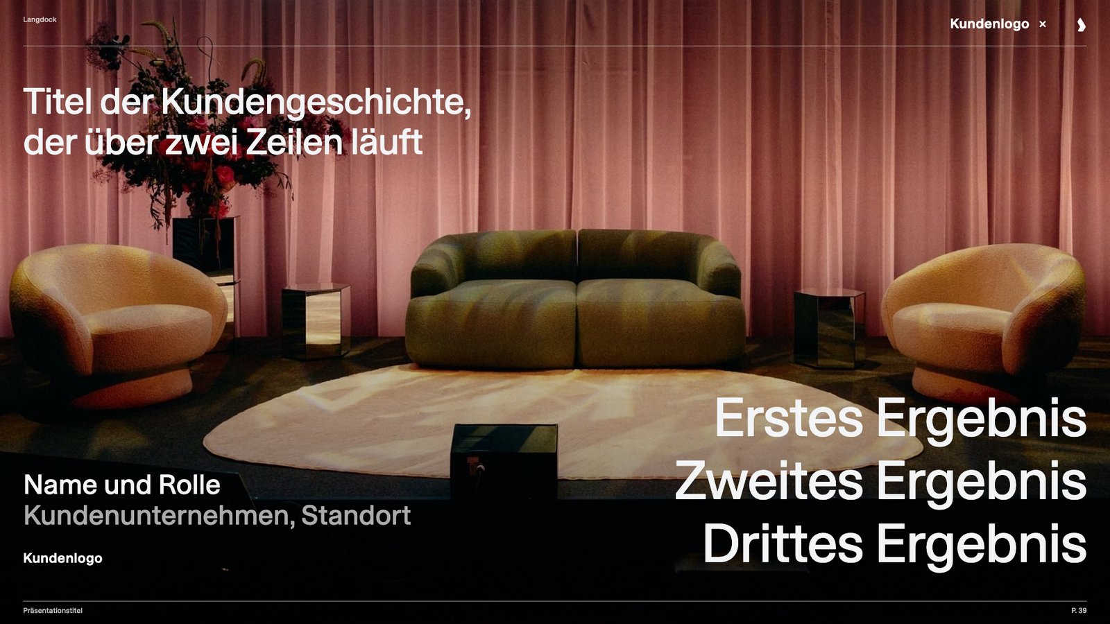 Kundengeschichte-Folie mit dunklem Bühnenfoto, Platzhalter für ein Kundenlogo, Titel und drei Kernergebnissen