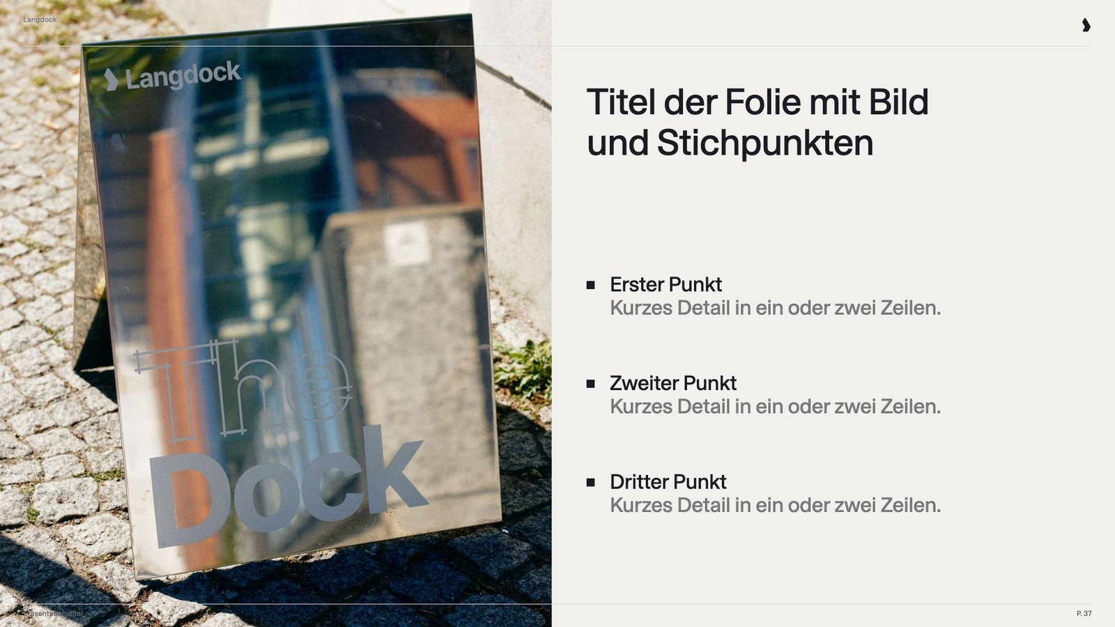 Folie mit einem Foto eines Schilds auf der linken Hälfte und rechts einem Titel mit drei Stichpunkten