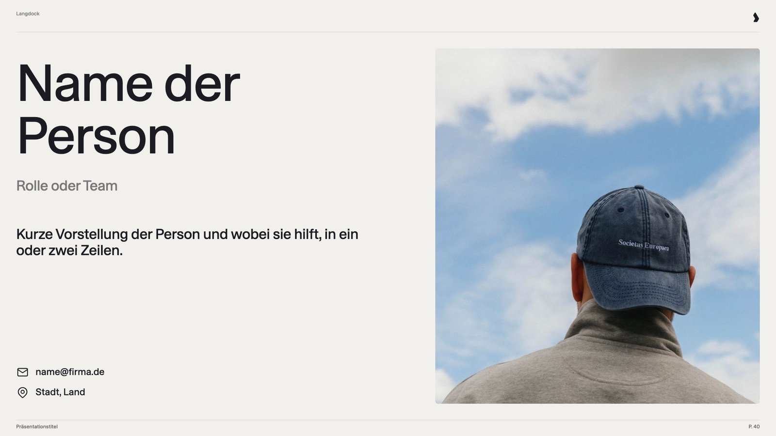 Personenfolie mit großem Namen, Rolle, kurzer Vorstellung und Kontaktdaten neben dem Foto einer Person von hinten