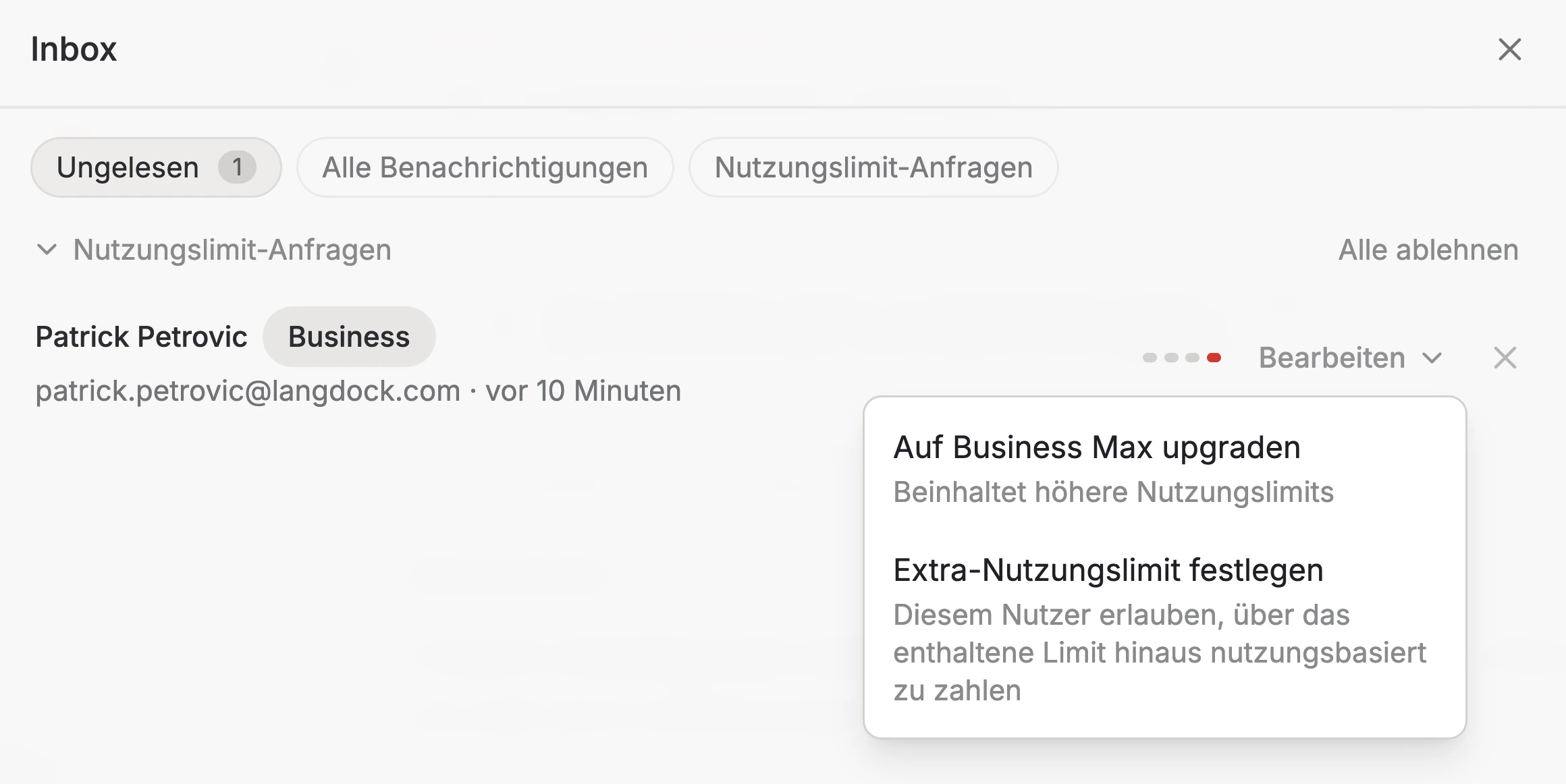 Admin-Inbox mit einer Nutzungslimit-Anfrage und geöffnetem Review-Dropdown, das „Auf Business Max upgraden" und „Extra-Nutzungslimit setzen" anbietet