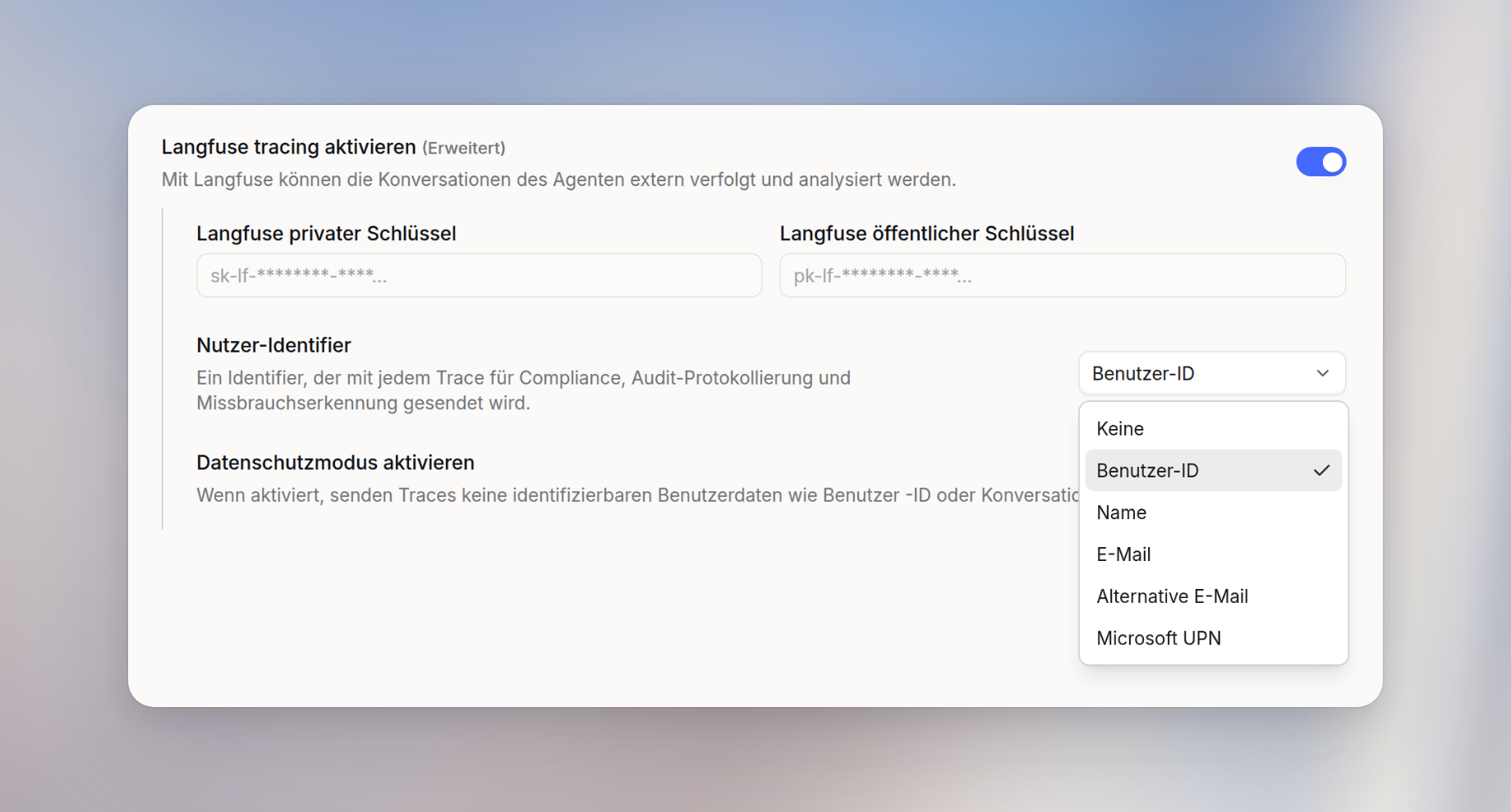 Langfuse-Tracing mit aktivem Tracing, privatem und öffentlichem Schlüssel, geöffnetem Menü Nutzer-Identifier mit Keine, Benutzer-ID, Name, E-Mail, Alternative E-Mail und Microsoft UPN sowie Datenschutzmodus aktivieren