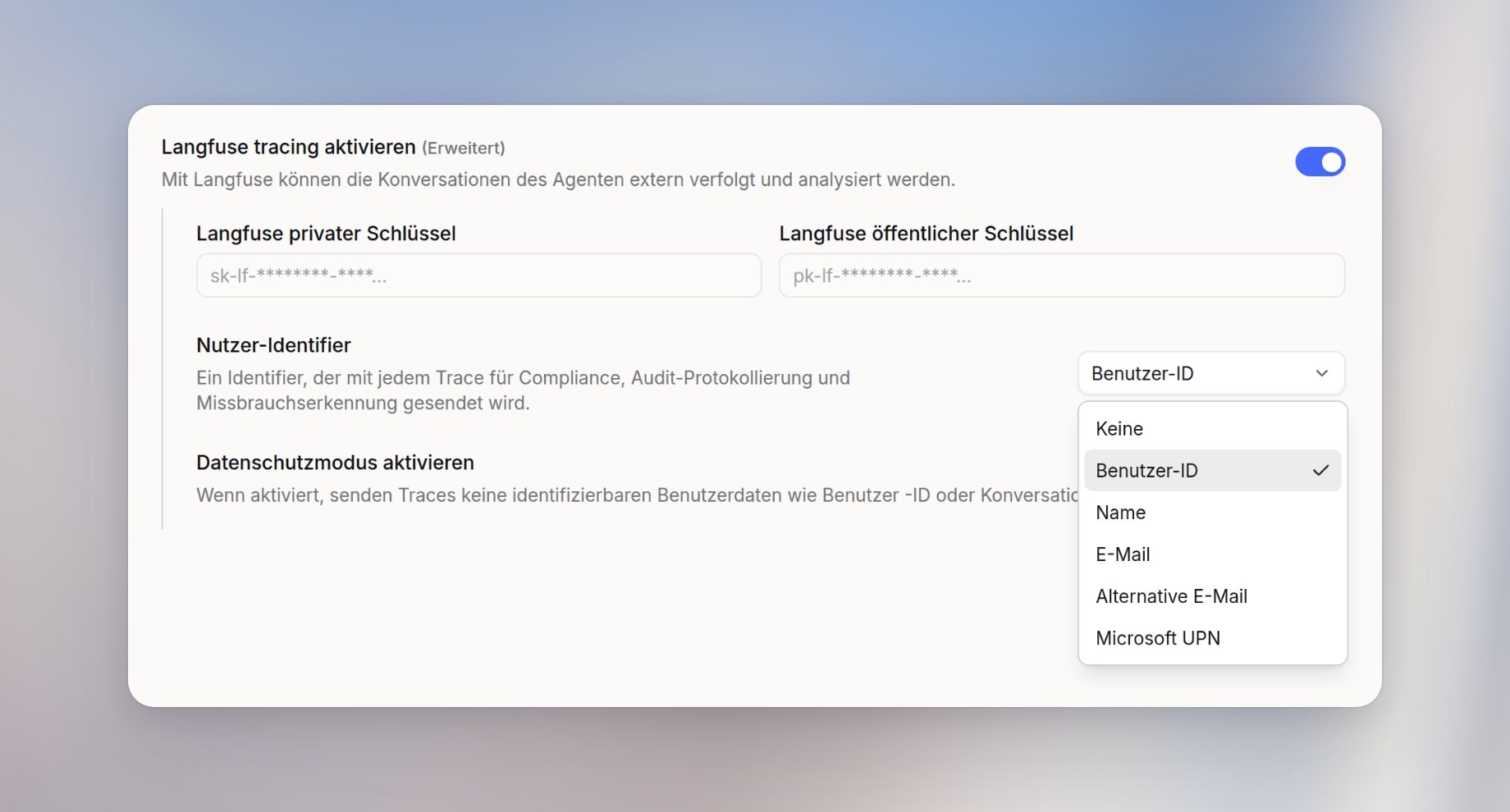 Langfuse-Tracing mit aktivem Tracing, privatem und öffentlichem Schlüssel, geöffnetem Menü Nutzer-Identifier mit Keine, Benutzer-ID, Name, E-Mail, Alternative E-Mail und Microsoft UPN sowie Datenschutzmodus aktivieren