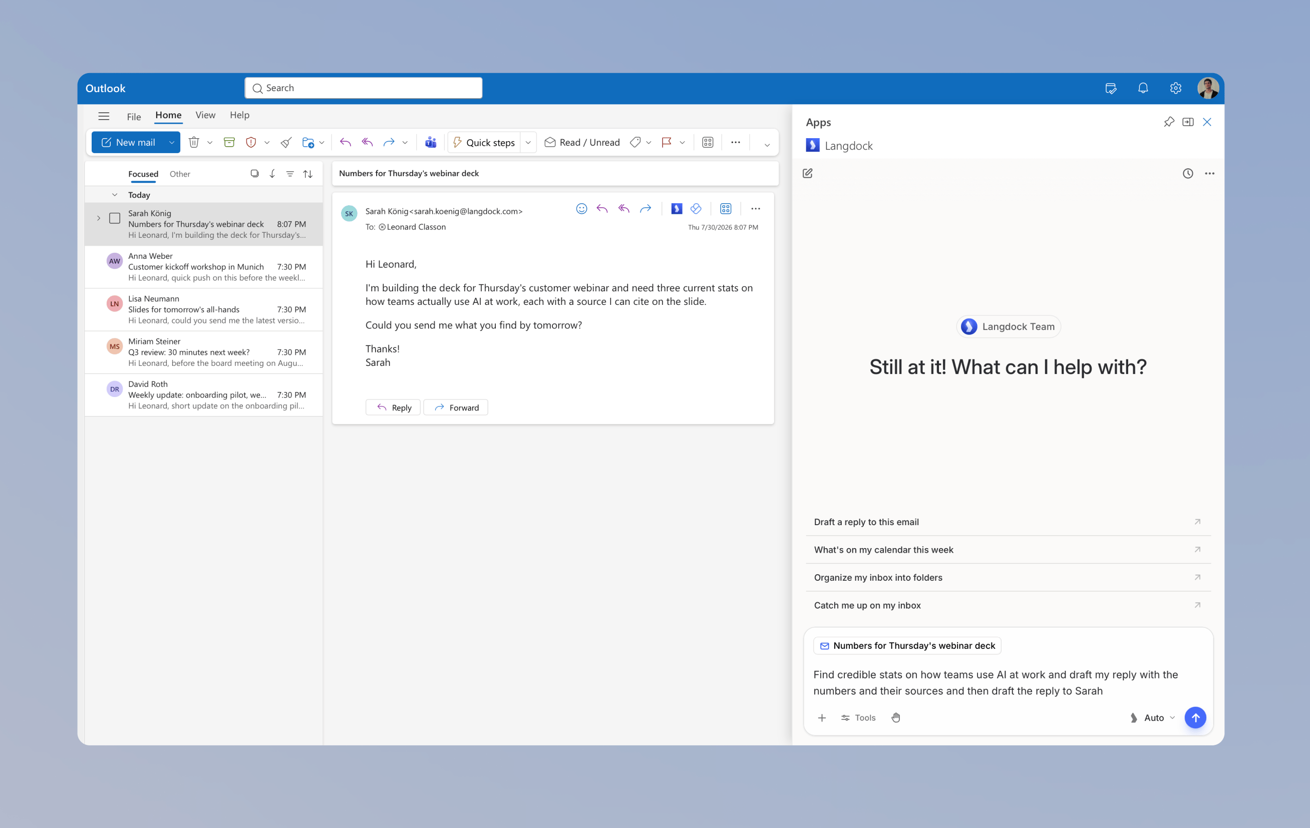 E-Mail mit einer Rechercheanfrage in Outlook und Langdock Panel mit eingetipptem Prompt
