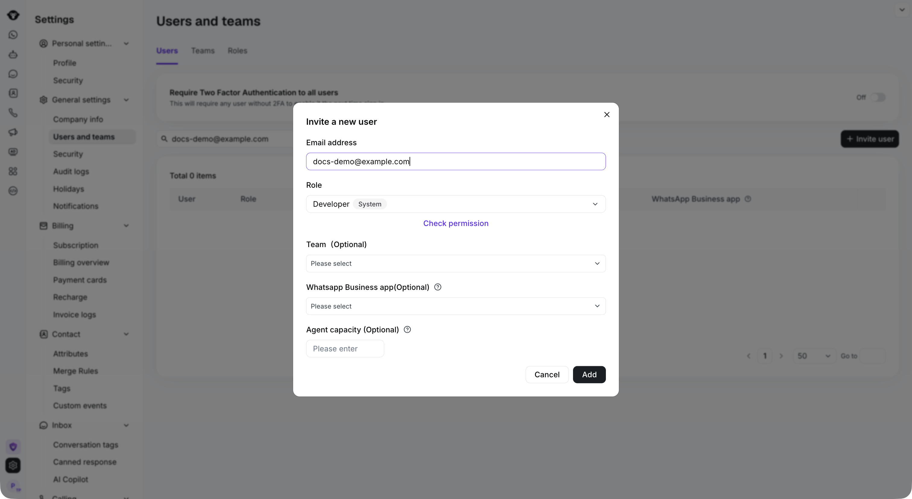 Página completa de Usuarios y equipos detrás de un formulario de invitación no enviado.