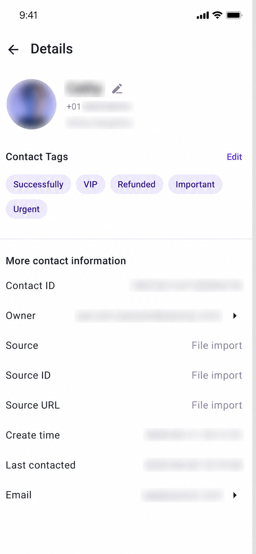 Detalles y etiquetas de contacto en la app móvil YCloud Inbox con información privada difuminada