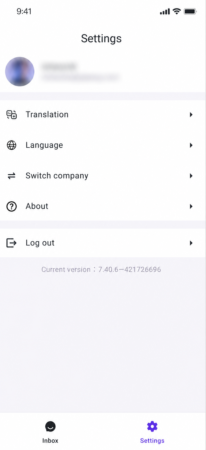 Ajustes en la app móvil YCloud Inbox con información privada difuminada