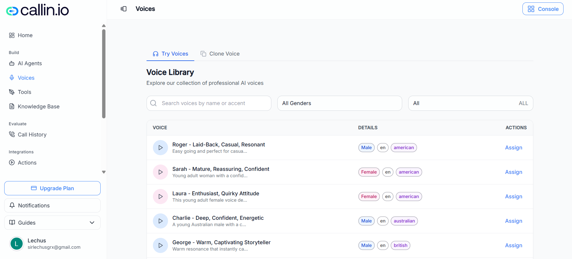 La página de Voces mostrando la lista de la biblioteca de voces, dos pestañas para probar y clonar, y una acción para asignar en cada voz.
