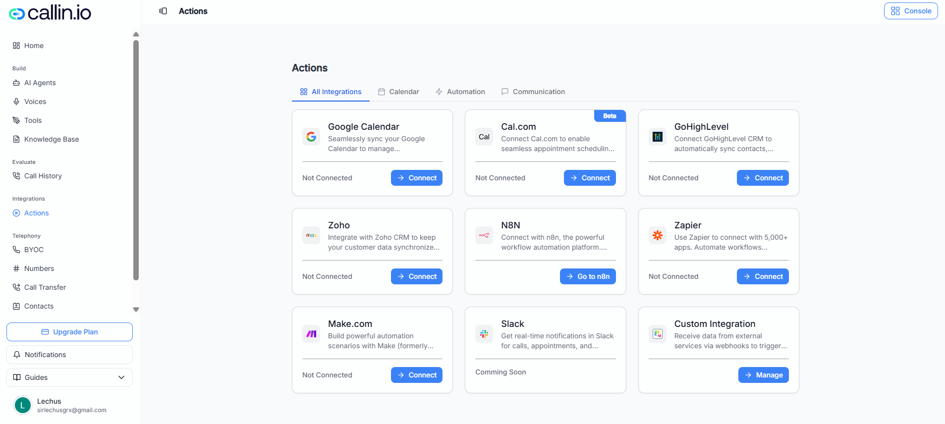 La page Actions dans Callin, avec des cartes d’intégration comme Google Calendar, Cal.com, GoHighLevel, Zoho, n8n, Zapier, Make.com, Slack (bientôt disponible) et une intégration personnalisée.