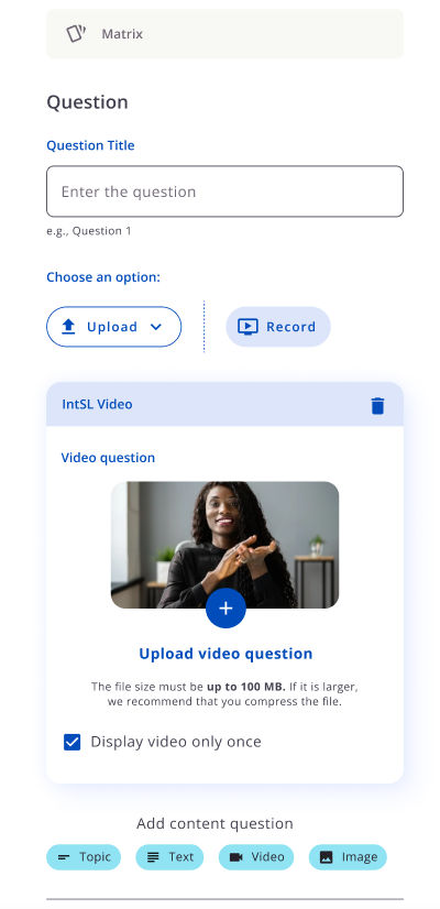 Editor da questão Matriz com título, envio ou gravação de vídeo, opção Display video only once e blocos de conteúdo.