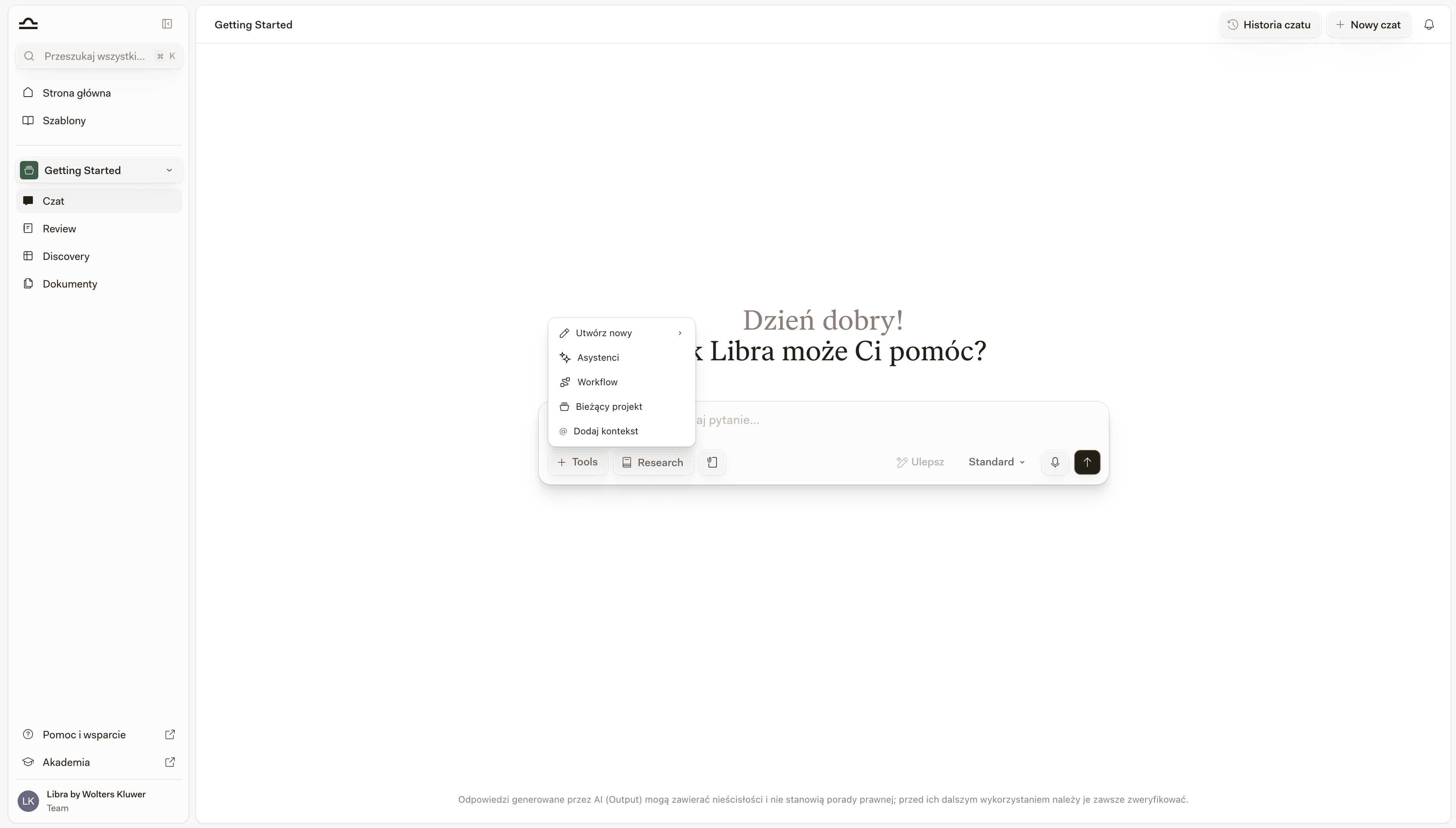 Menu Narzędzia otwarte nad polem wprowadzania Chat, z pozycjami Utwórz nowy, Assistants, Workflows, Wyszukaj pliki i Dodaj kontekst