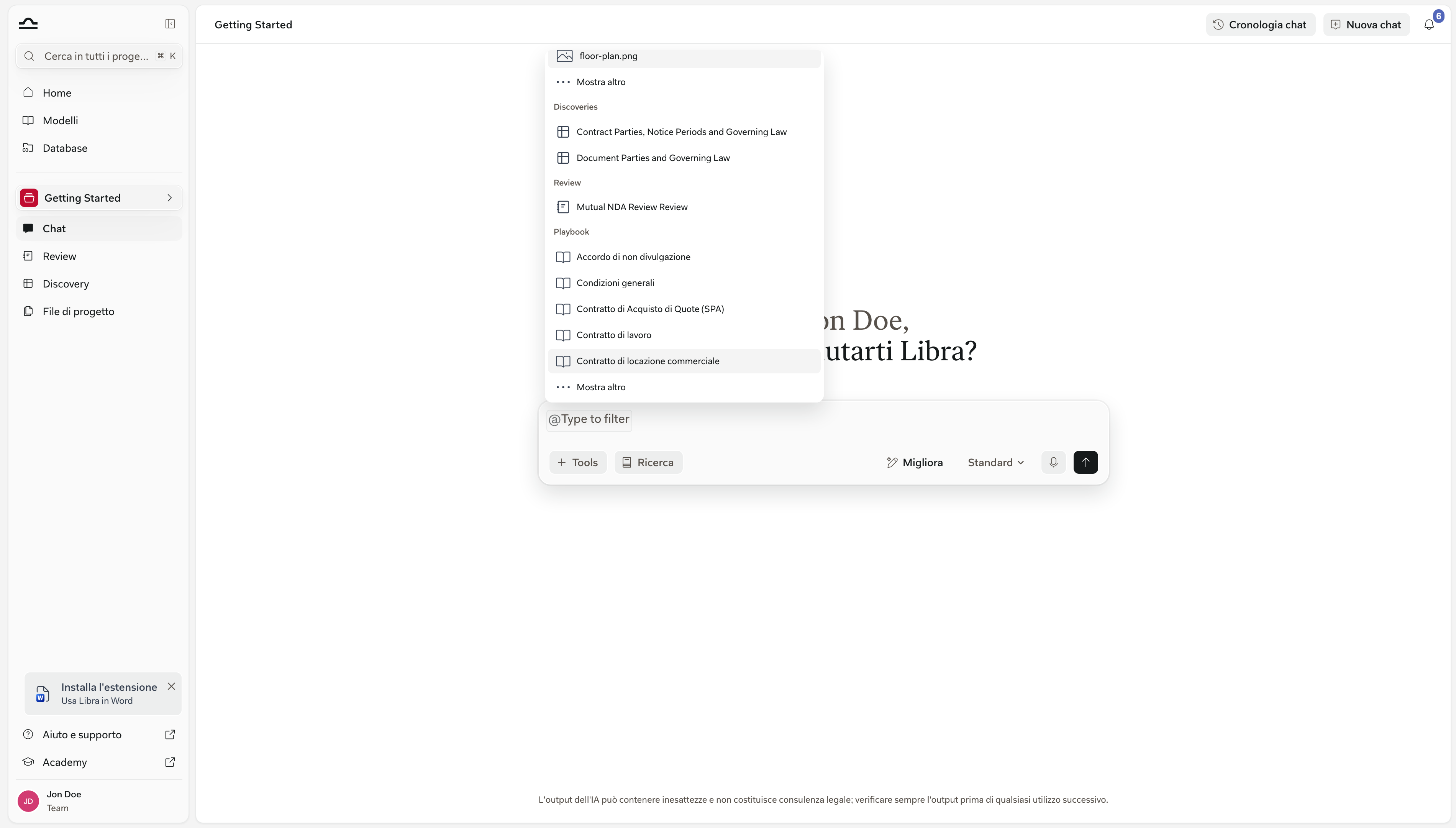 Il selettore di contesto @ aperto in chat, scorso fino ai gruppi Documenti, Discoveries, Reviews e Playbook, con una Review Mutual NDA completata elencata sotto Reviews