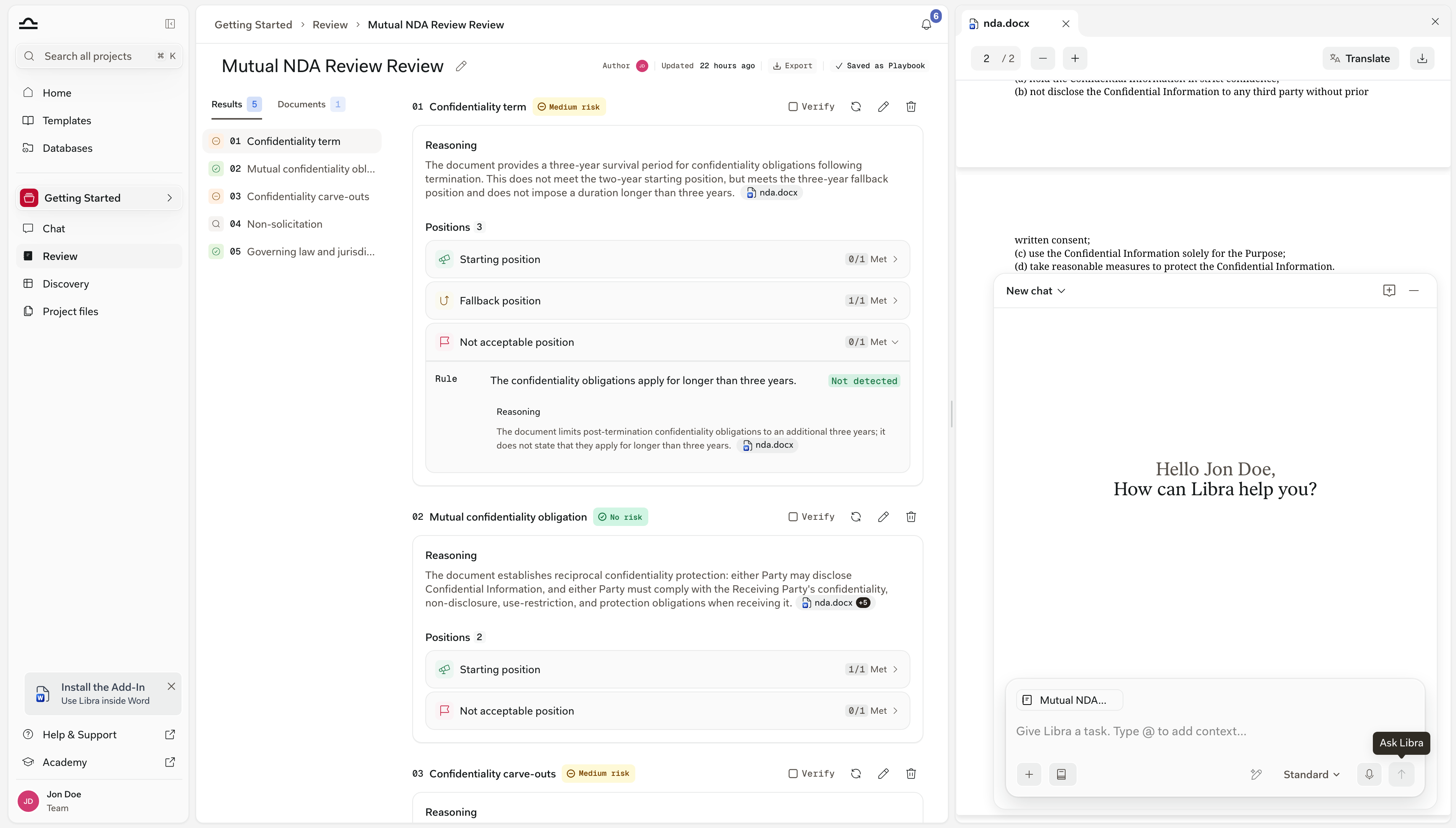 Die Review-Seite mit dem geöffneten schwebenden Chat-Panel unten rechts, das Review automatisch als gesperrter Chip im Composer des Panels angehängt.
