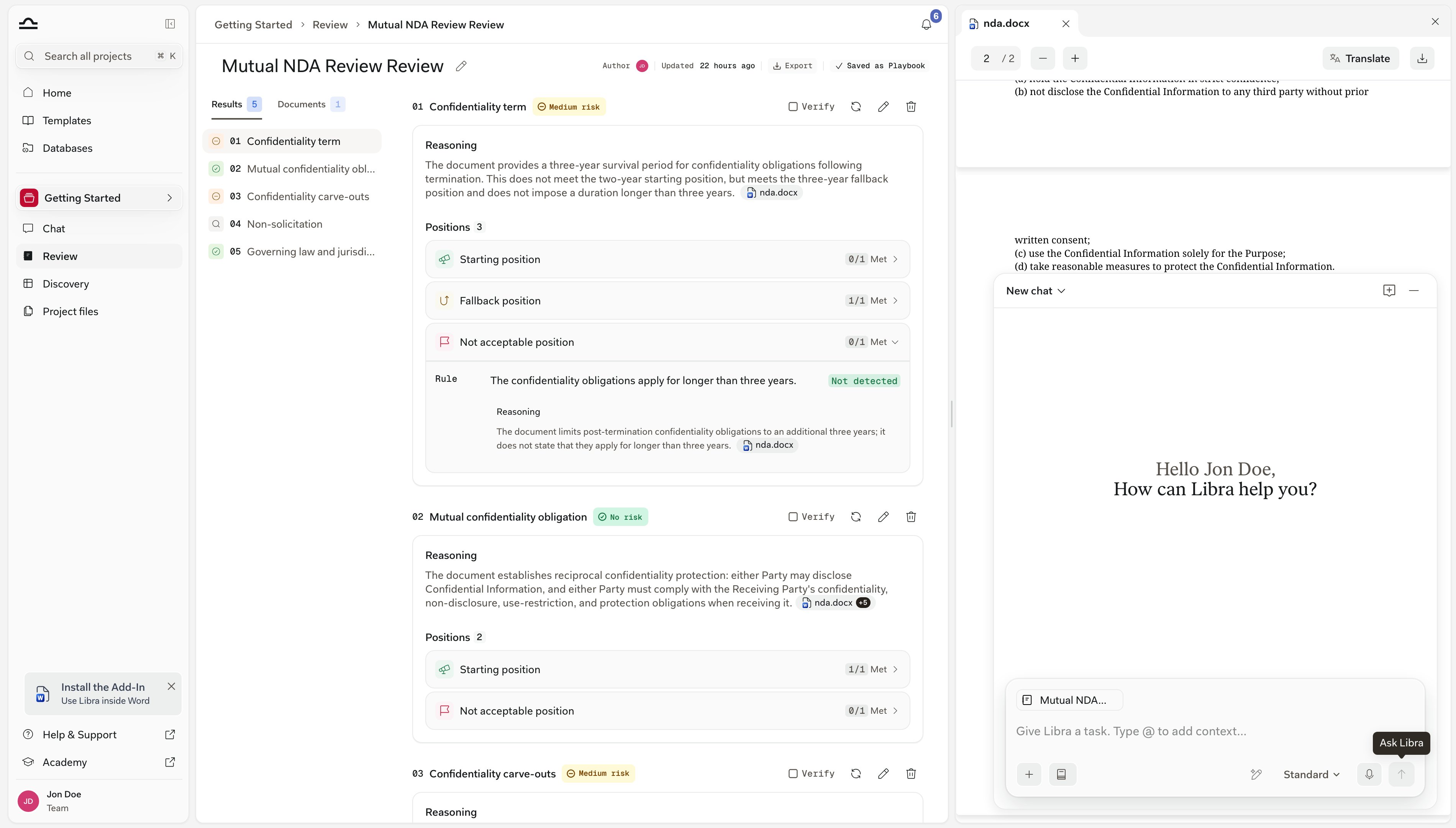 La página de ejecución del Review con el panel de chat flotante abierto en la esquina inferior derecha, y el Review adjuntado automáticamente como chip bloqueado en el compositor del panel.