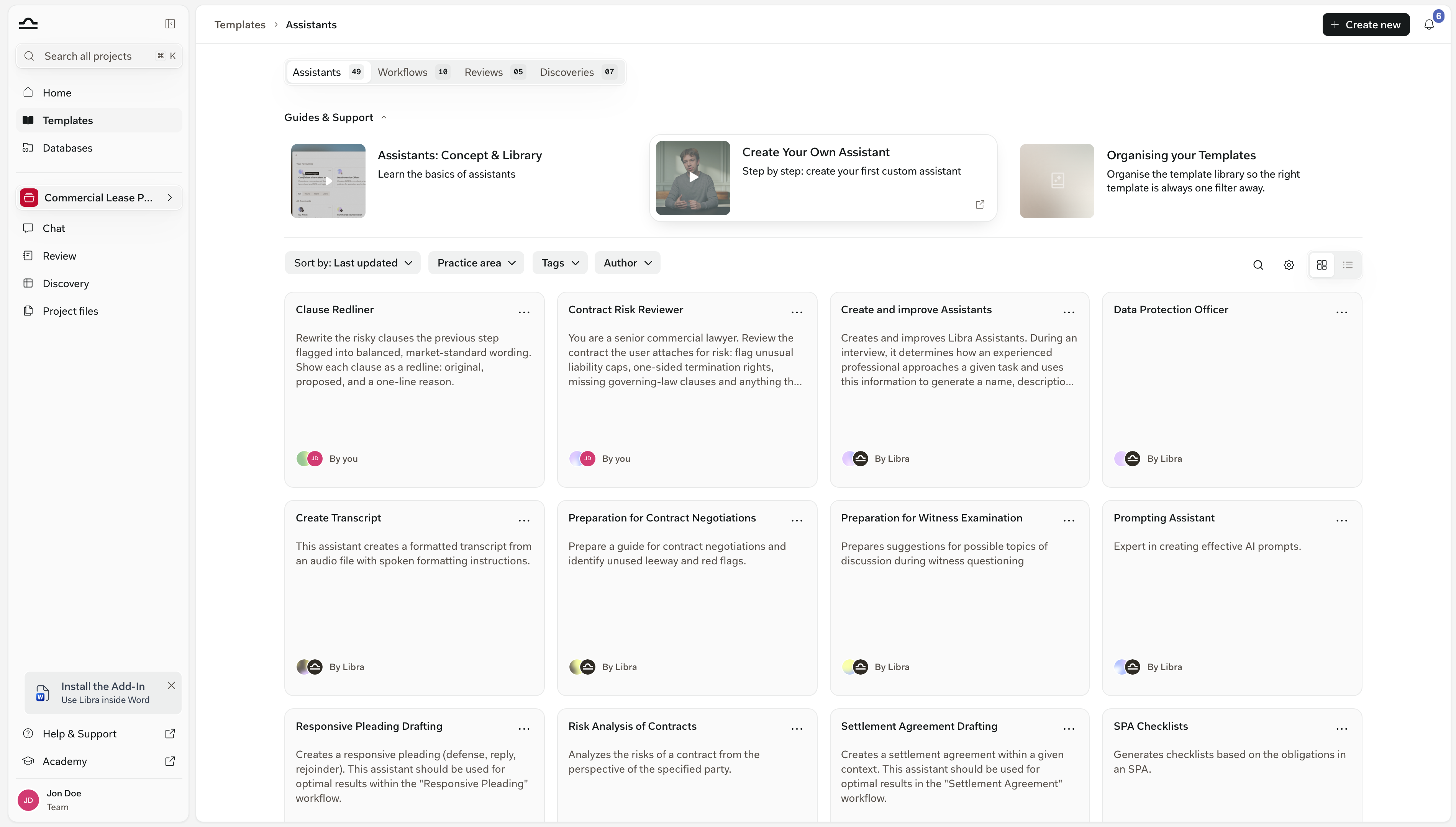 Vorlagenbibliothek auf der Registerkarte Assistants — segmentiertes Bedienelement mit Assistants / Workflows / Reviews / Discoveries und ihren Anzahlen, der Leiste Anleitungen & Support, der Filterleiste und einem Raster aus Karten