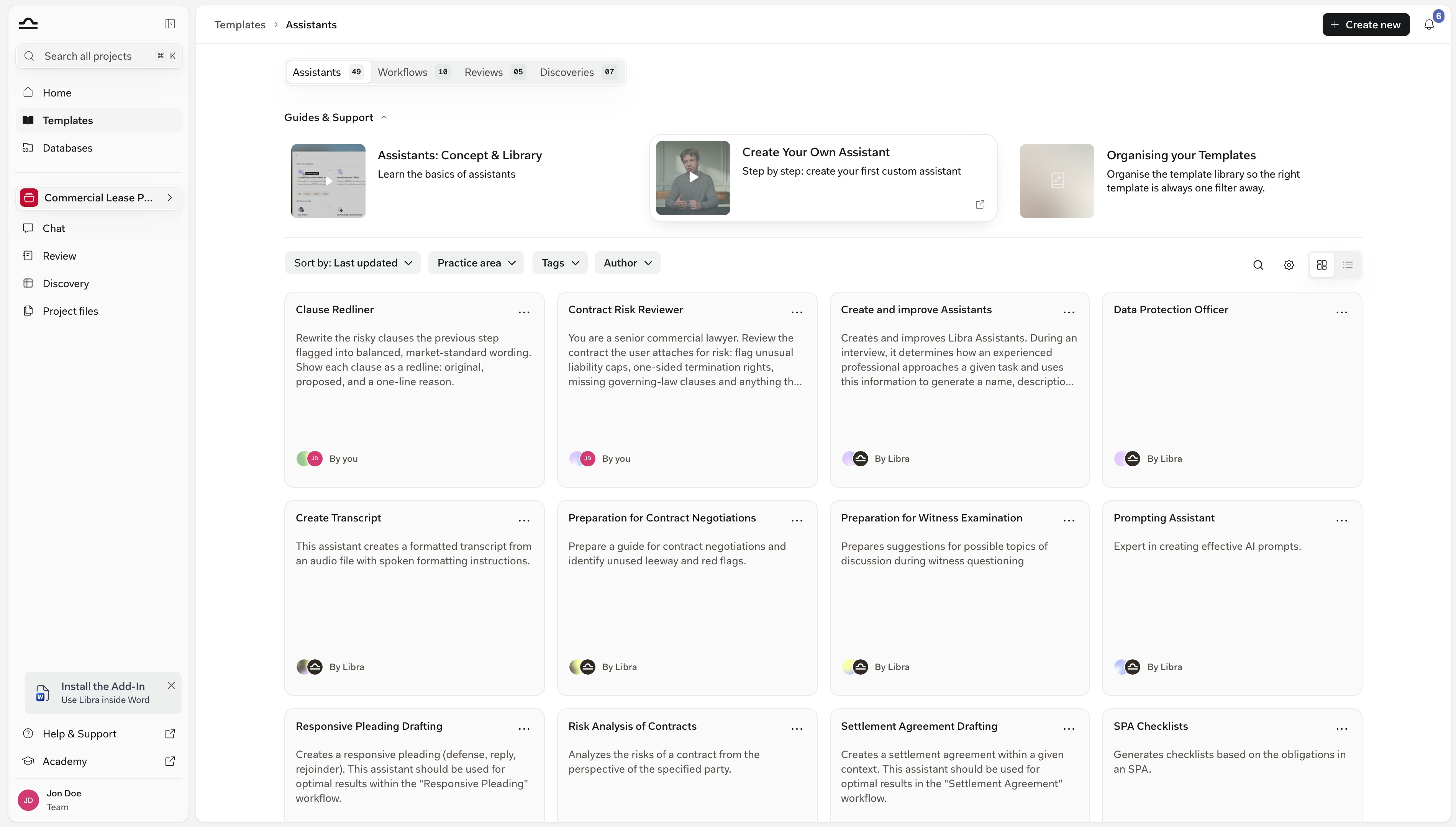 Vorlagenbibliothek auf der Registerkarte Assistants — segmentiertes Bedienelement mit Assistants / Workflows / Reviews / Discoveries und ihren Anzahlen, der Leiste Anleitungen & Support, der Filterleiste und einem Raster aus Karten