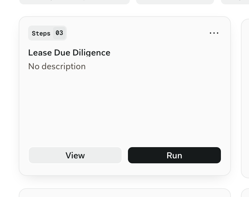 Eine einzelne Workflow-Karte unter dem Mauszeiger, über der die Schaltflächen Ansehen und Ausführen eingeblendet sind