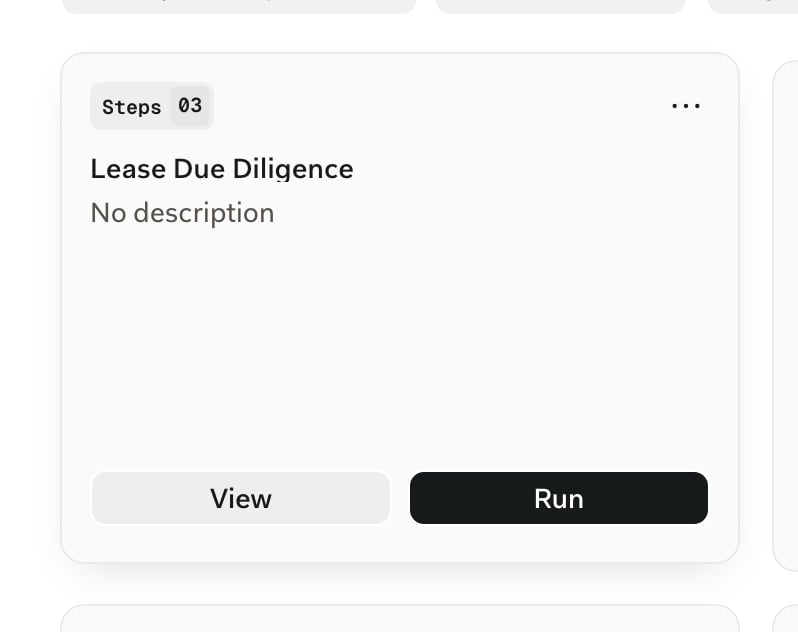 Eine einzelne Workflow-Karte unter dem Mauszeiger, über der die Schaltflächen Ansehen und Ausführen eingeblendet sind