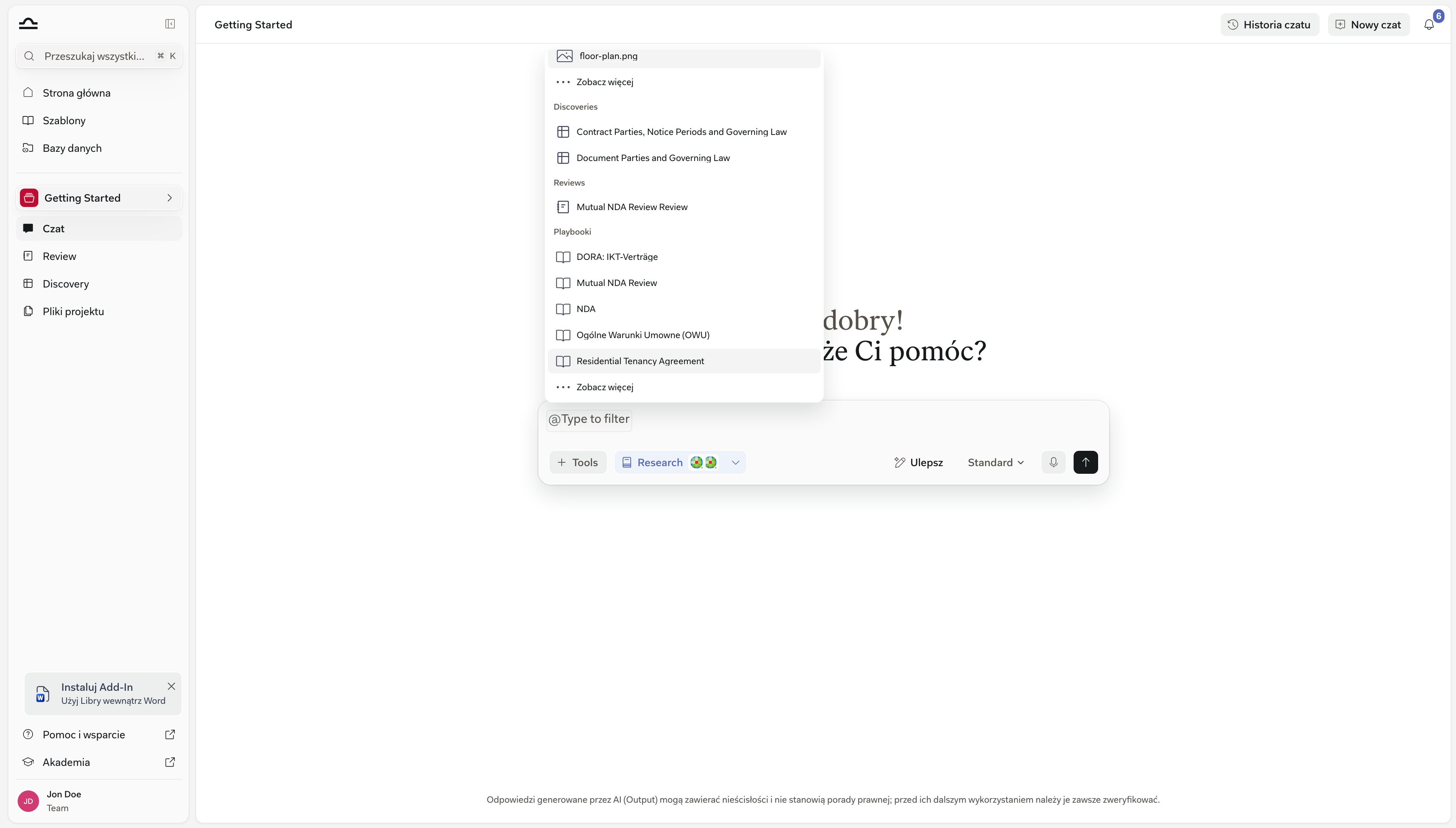 Otwarty selektor kontekstu @ w czacie, przewinięty do grup Dokumenty, Discoveries, Reviews i Playbooki, z ukończonym Review Mutual NDA na liście w grupie Reviews