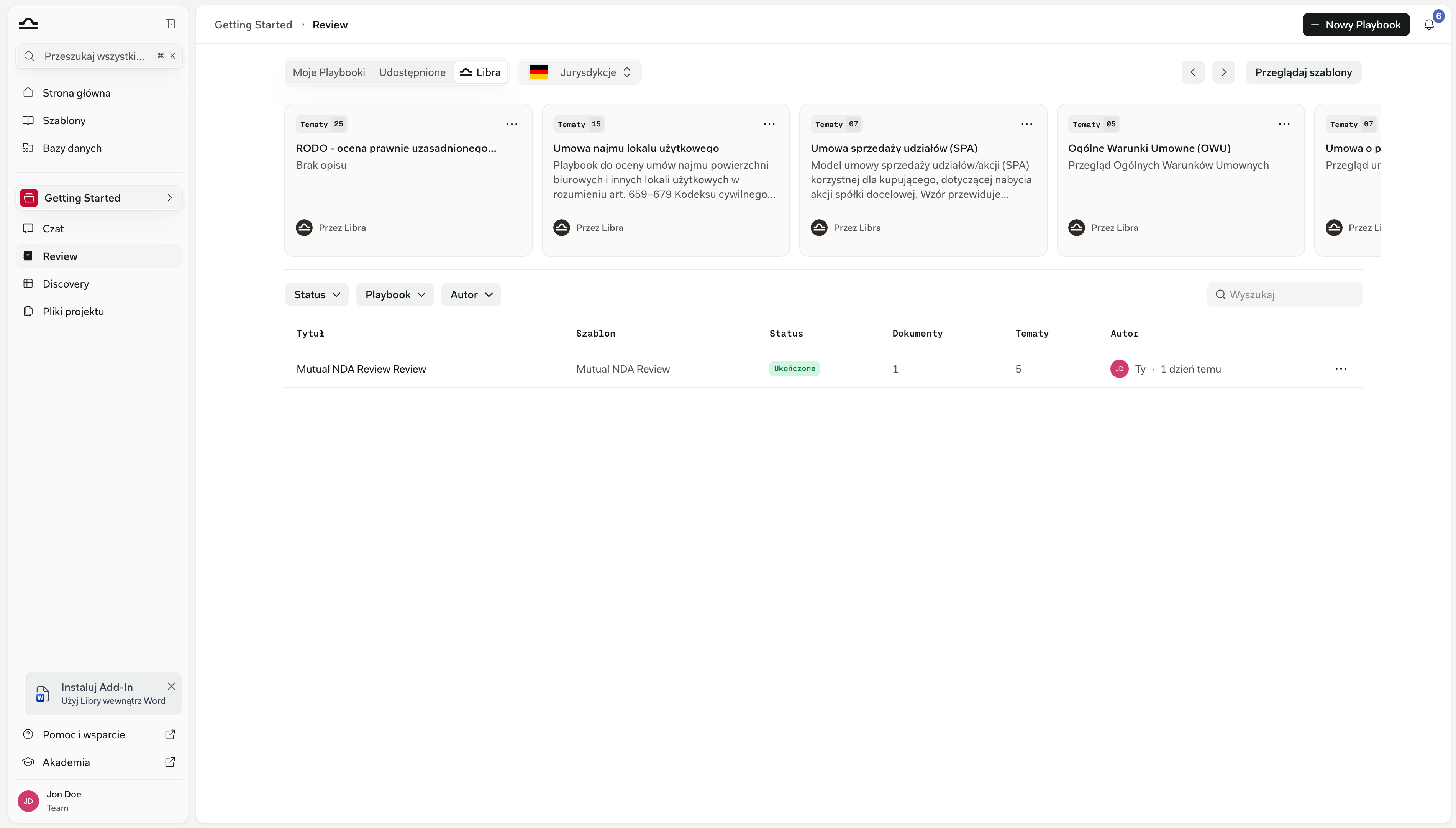 Strona Review z zakładkami Moje Playbooki / Udostępnione / Libra, kartami Playbooków z plakietkami TEMATY, przyciskami Nowy Playbook i Przeglądaj szablony oraz tabelą uruchomień poniżej z filtrami Status, Playbook i Autor i ukończonym uruchomieniem Mutual NDA Review