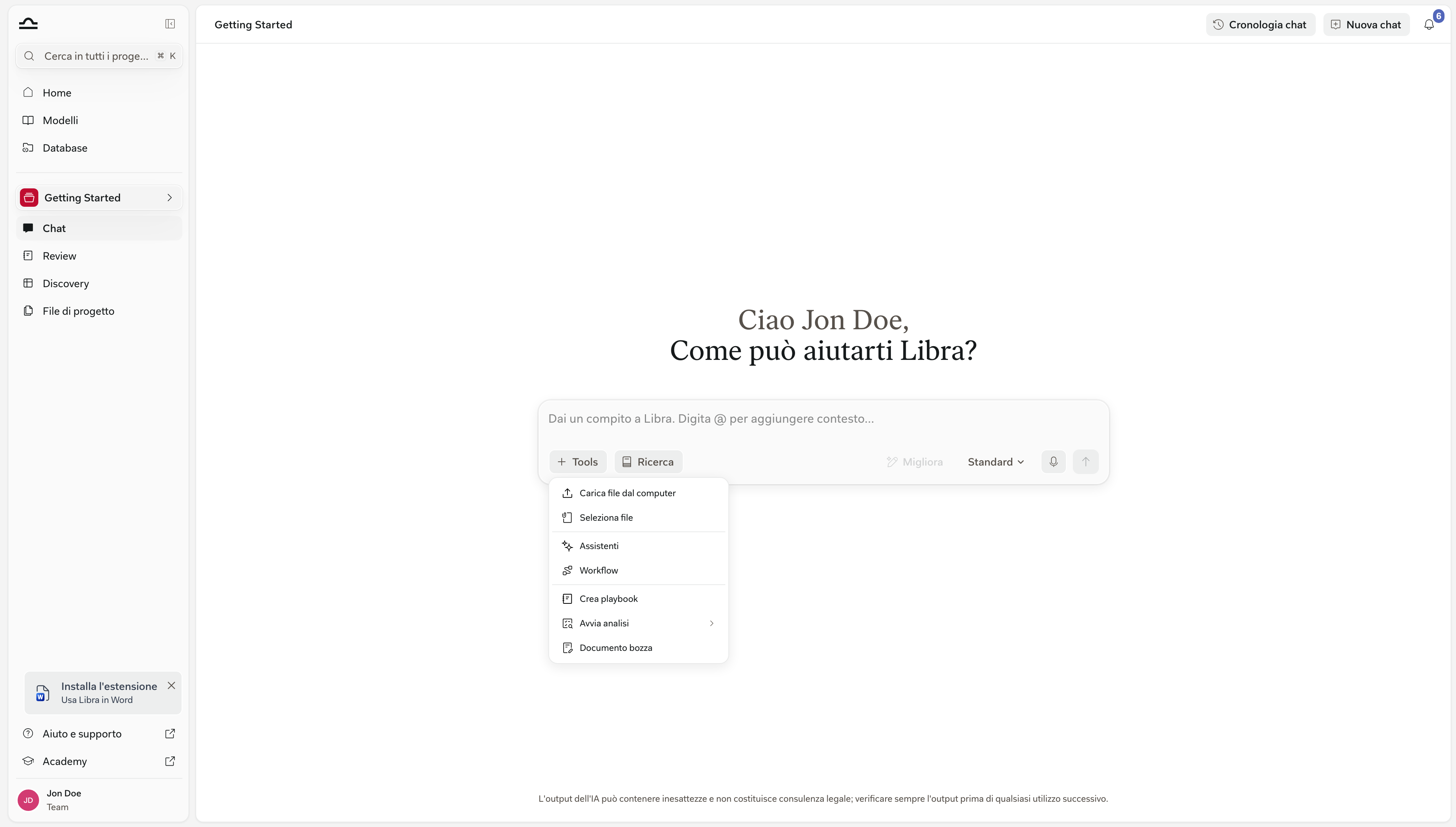 Menu Strumenti aperto sotto il campo di inserimento della chat, che mostra Carica file dal computer, Seleziona file, Assistants, Workflows, Crea playbook, Avvia analisi e Redigi documento