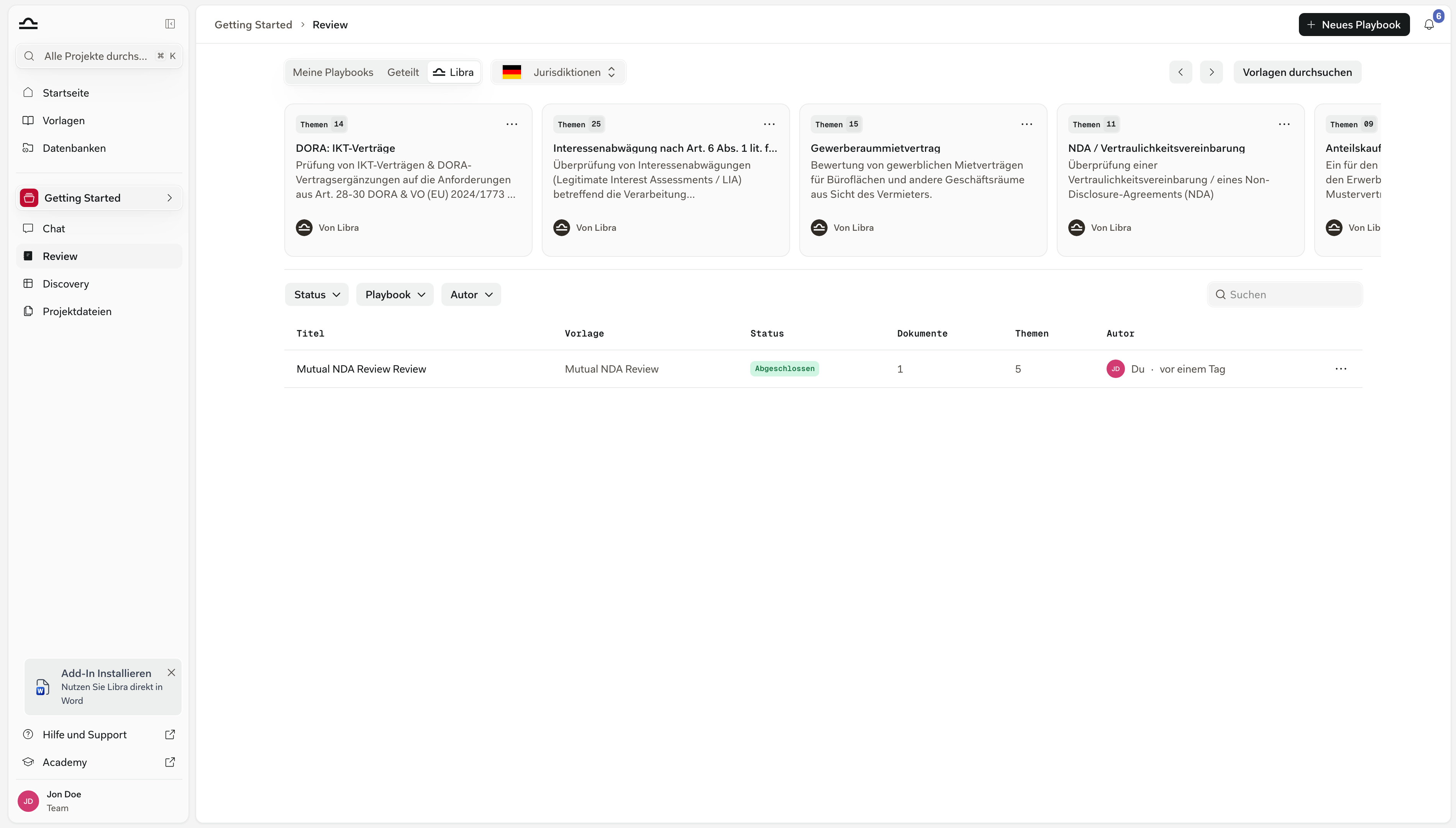 Die Review-Seite mit den Tabs My Playbooks / Shared / Libra, Playbook-Karten mit ihren TOPICS-Badges, den Schaltflächen New Playbook und Browse templates sowie darunter der Tabelle der Durchläufe mit Filtern für Status, Playbook und Autor und einem abgeschlossenen Durchlauf „Mutual NDA Review”