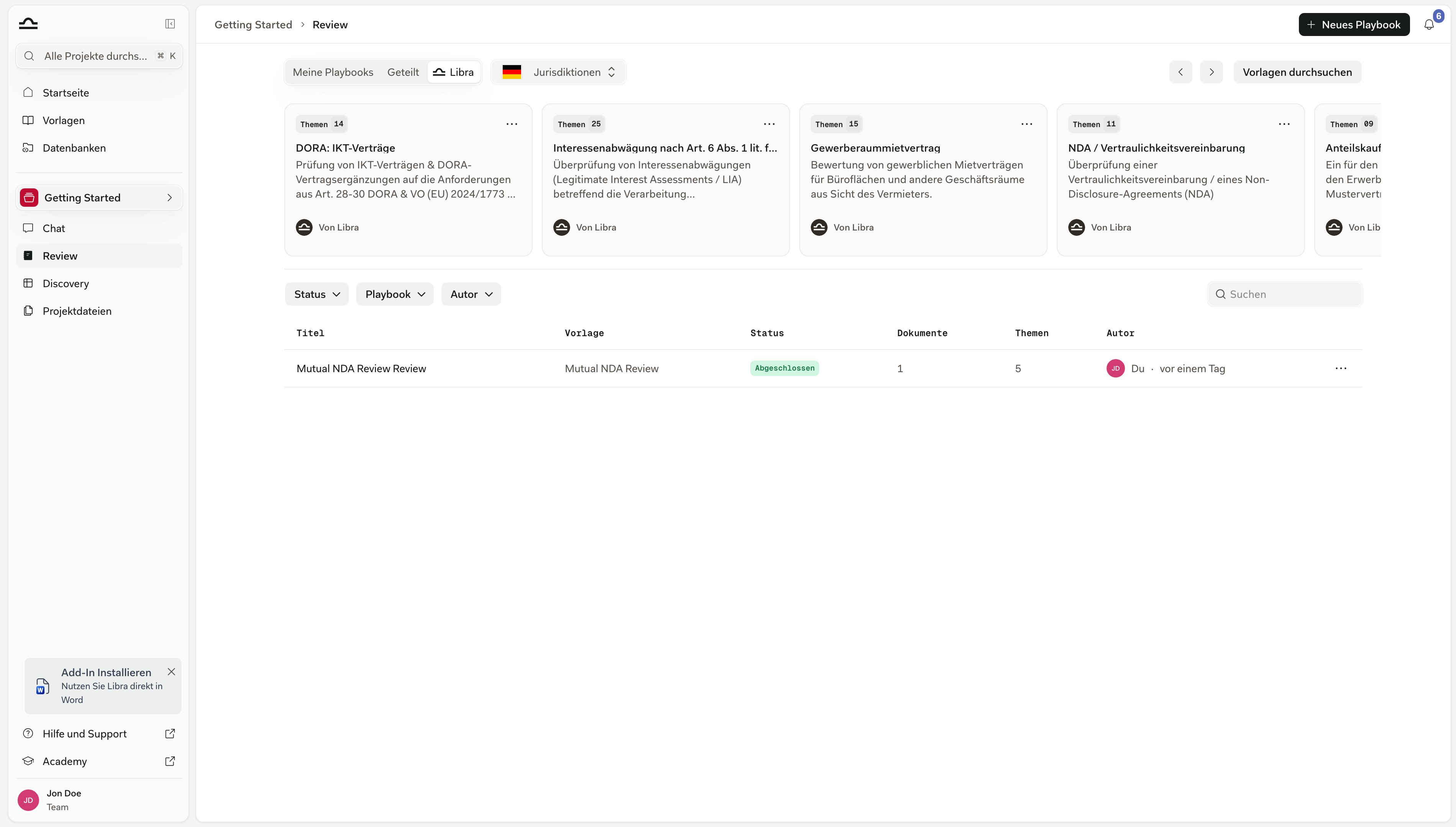 Die Review-Seite mit den Tabs My Playbooks / Shared / Libra, Playbook-Karten mit ihren TOPICS-Badges, den Schaltflächen New Playbook und Browse templates sowie darunter der Tabelle der Durchläufe mit Filtern für Status, Playbook und Autor und einem abgeschlossenen Durchlauf „Mutual NDA Review”