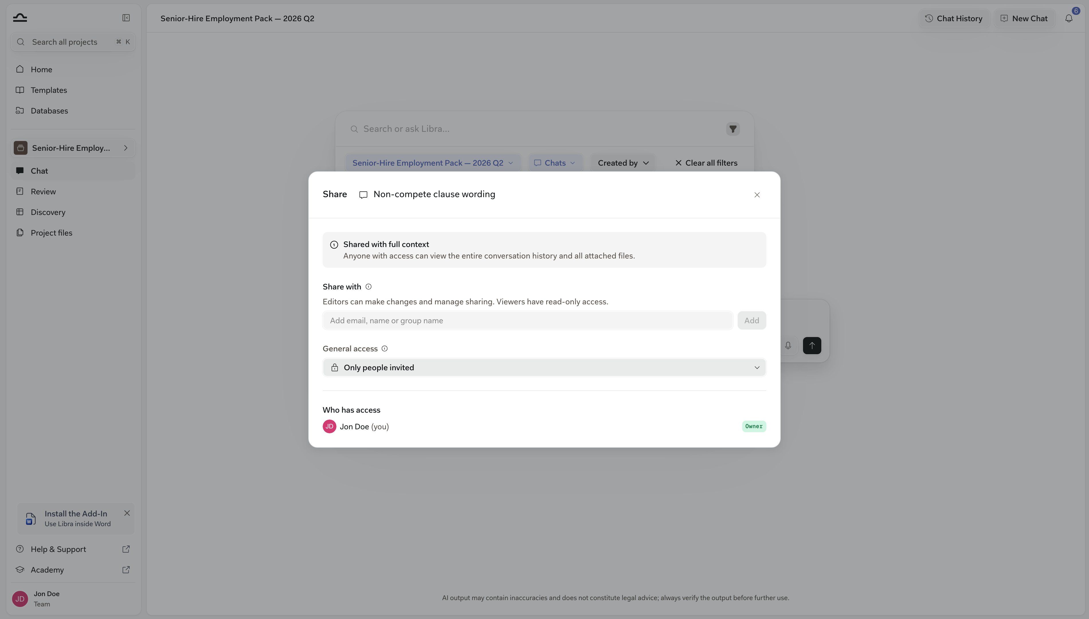 Dialog sdílení chatu s vyhledávacím polem pro osoby a skupiny a výběrem Může zobrazit / Může upravovat / Plný přístup
