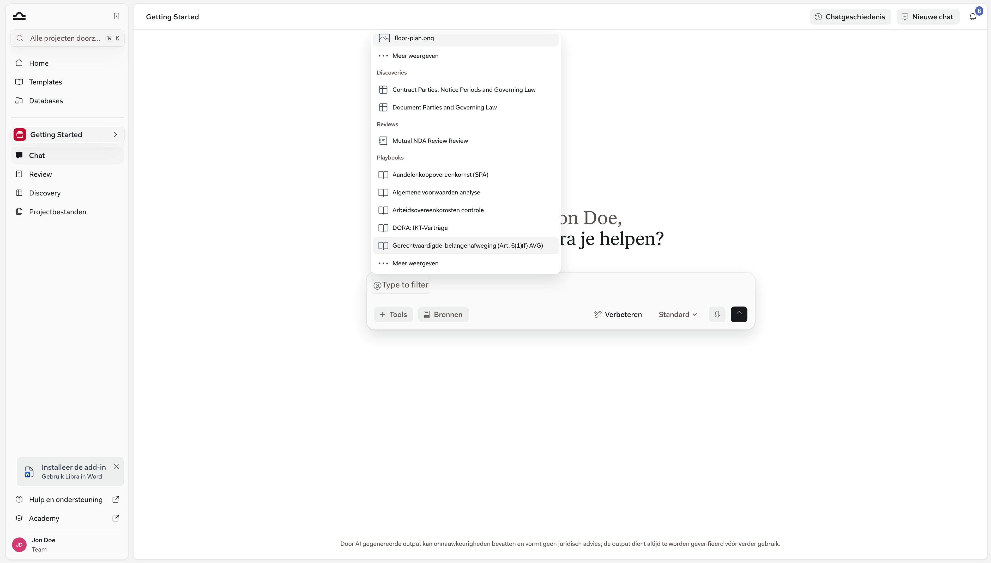 De @-contextkiezer geopend in de chat, gescrold naar de groepen Documenten, Discoveries, Reviews en Playbooks, met een afgeronde Mutual NDA Review onder Reviews