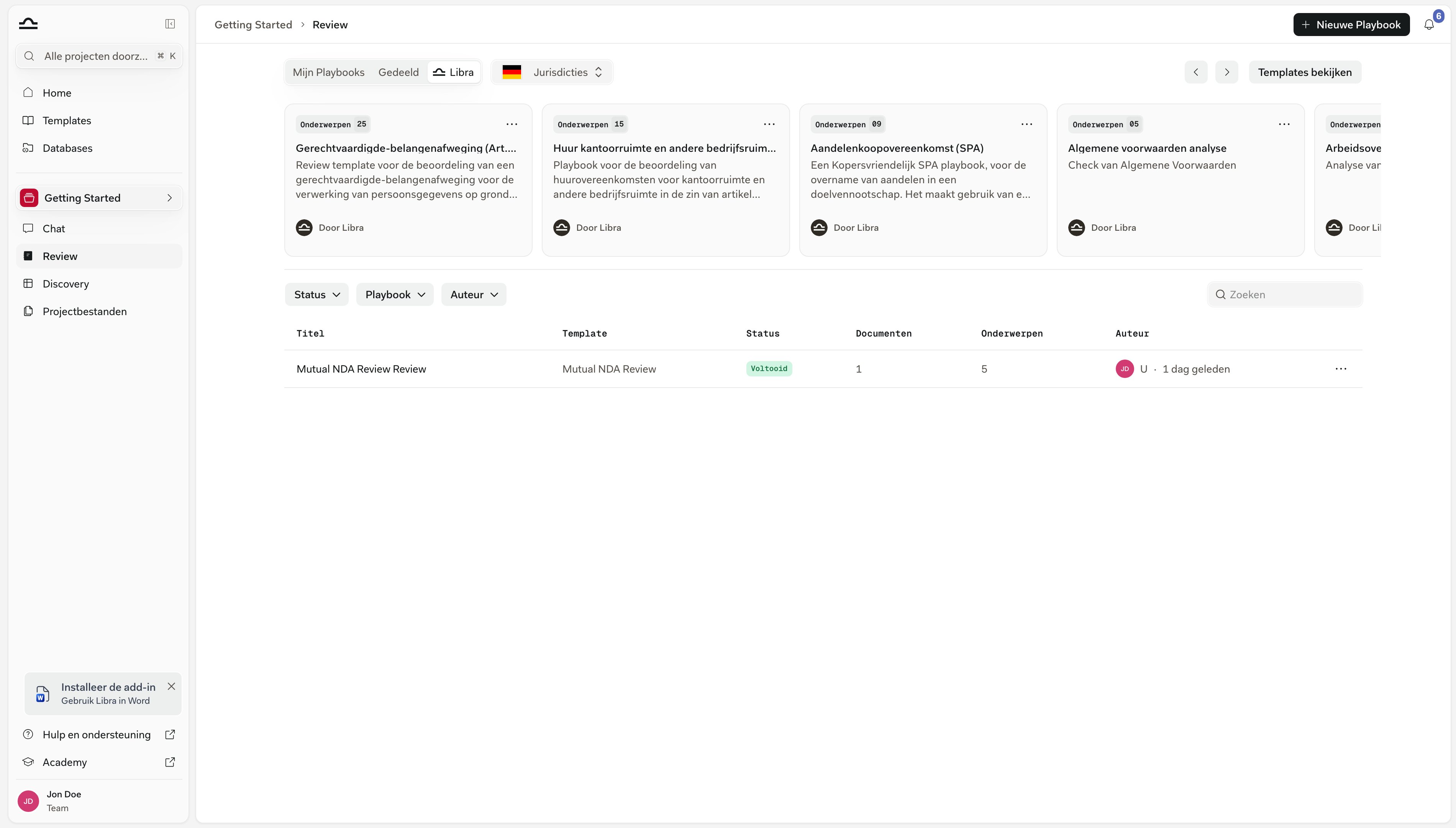 De Review-pagina met de tabbladen My Playbooks / Shared / Libra, Playbook-kaarten met hun TOPICS-badges, de knoppen New Playbook en Browse templates, en daaronder de tabel met uitvoeringen met de filters Status, Playbook en Author en een voltooide Mutual NDA Review-uitvoering