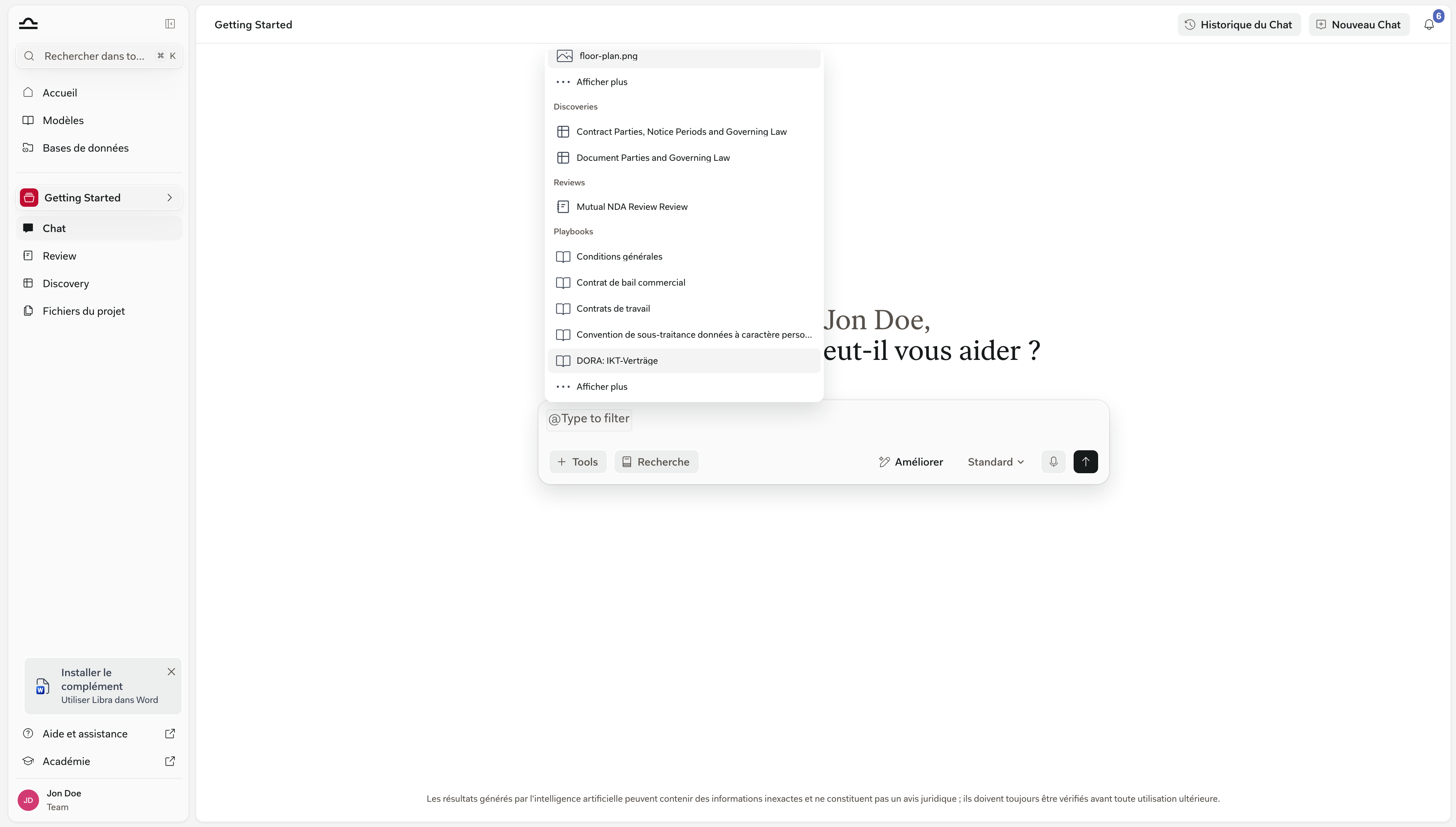 Le sélecteur de contexte @ ouvert dans le chat, défilé jusqu'à ses groupes Documents, Discoveries, Reviews et Playbooks, avec une Review Mutual NDA terminée listée sous Reviews