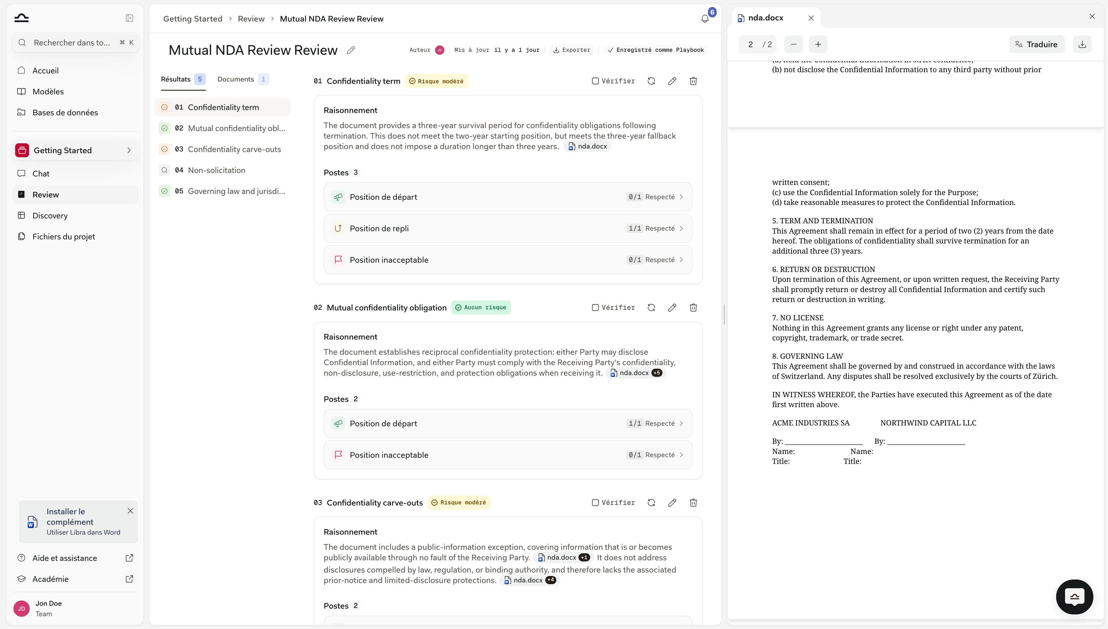 L'écran de résultats du Review : barre latérale gauche sur l'onglet Résultats listant cinq Topics numérotés avec leurs icônes de risque, le Topic 01 Confidentiality term au centre avec son badge Medium risk, son paragraphe Reasoning, trois lignes de Positions avec leurs comptes Met et les commandes Verify, relancer, modifier et supprimer, et le fichier cité nda.docx ouvert dans la visionneuse de documents à droite