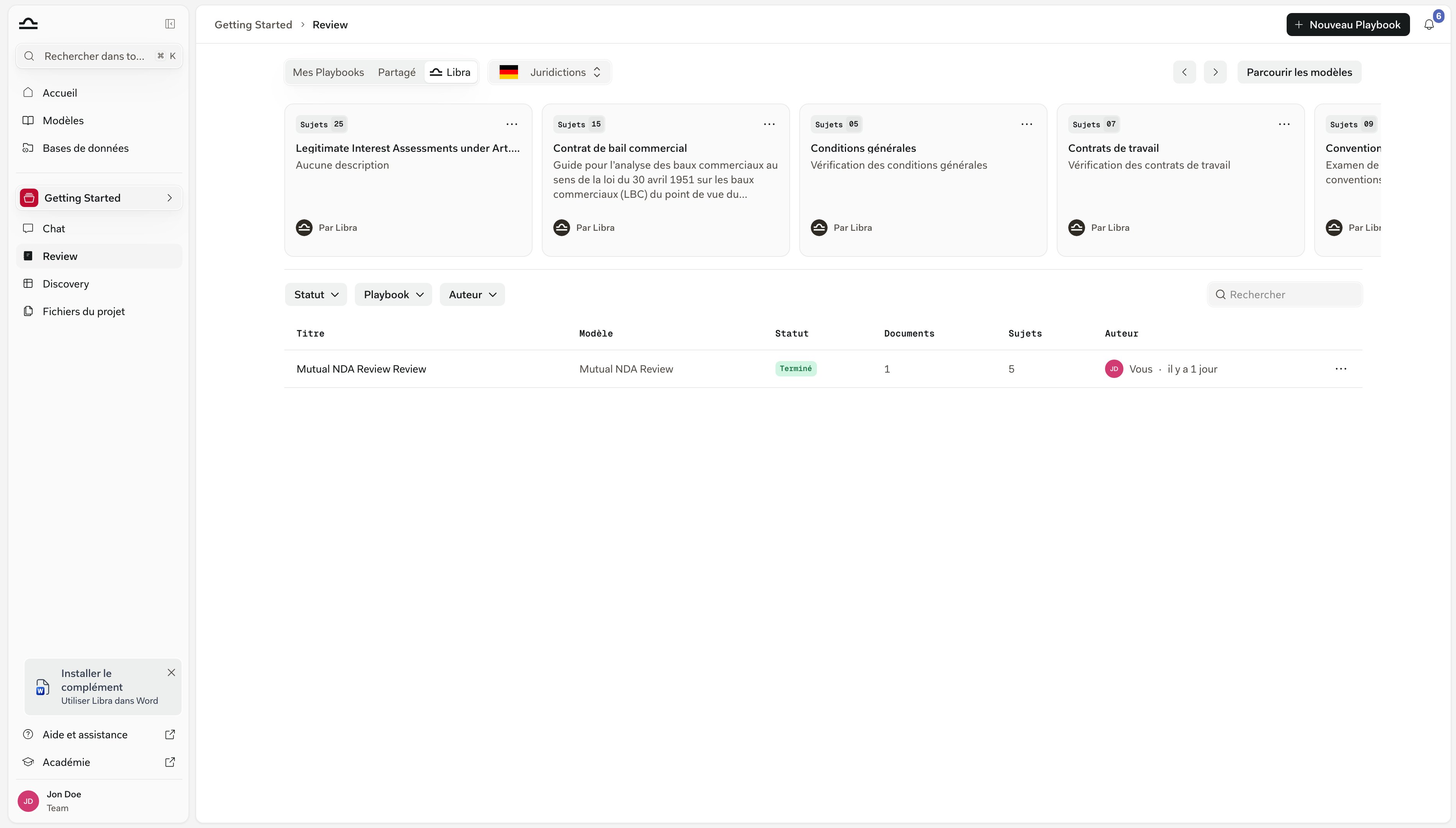 La page Review avec les onglets Mes Playbooks / Partagé / Libra, des cartes de Playbook affichant leur badge Sujets, les boutons Nouveau Playbook et Parcourir les modèles, et en dessous le tableau des exécutions avec les filtres Statut, Playbook et Auteur et un Review Mutual NDA terminé