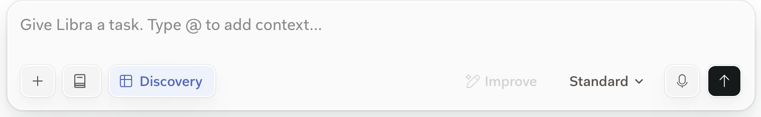 Chat-Composer mit aktiviertem Discovery-Badge und mehreren angehängten Dokumenten