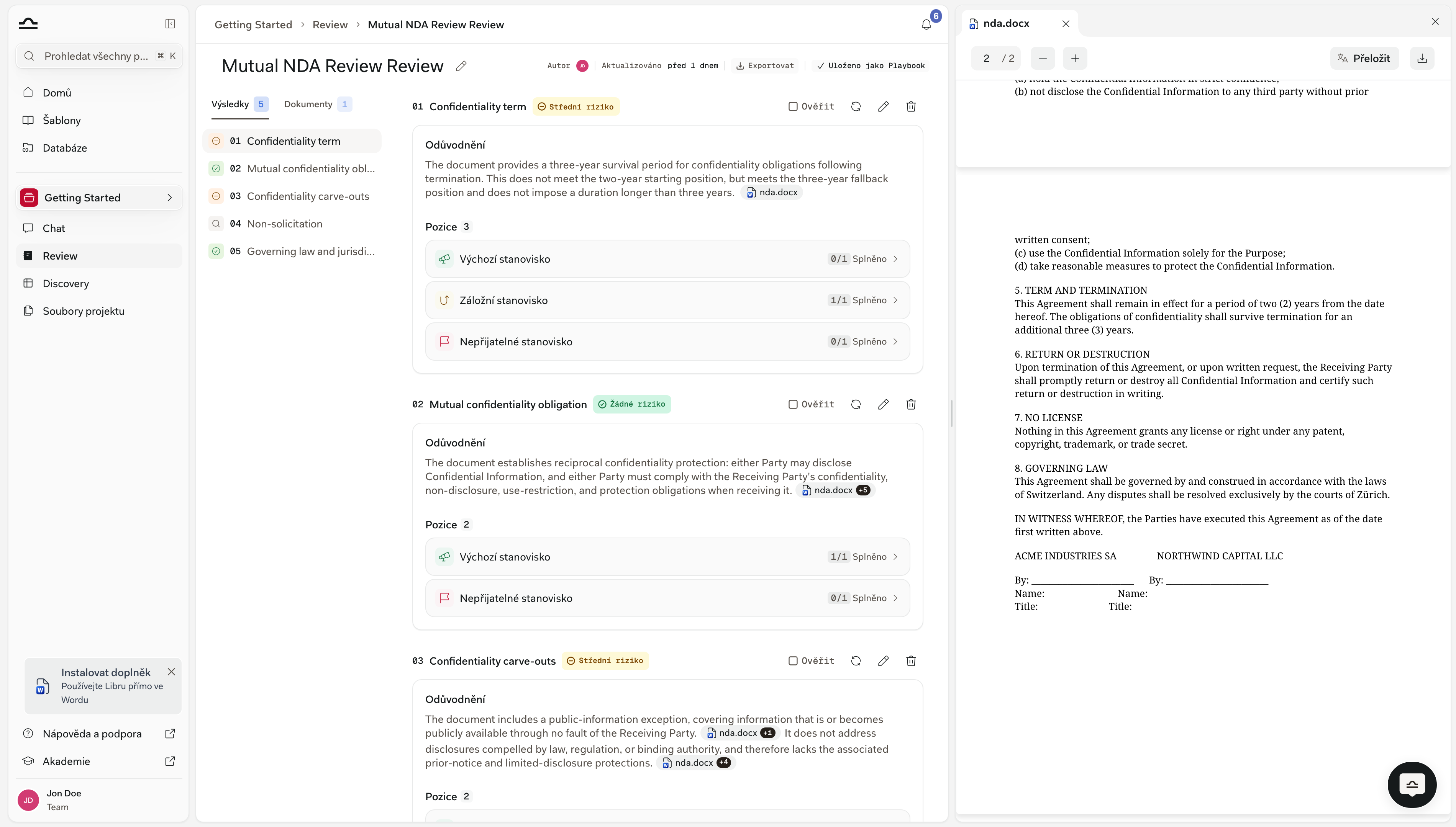 Celoobrazovkové zobrazení Review s číslovanými Topics, zdůvodněním, Positions a rizikovými odznaky