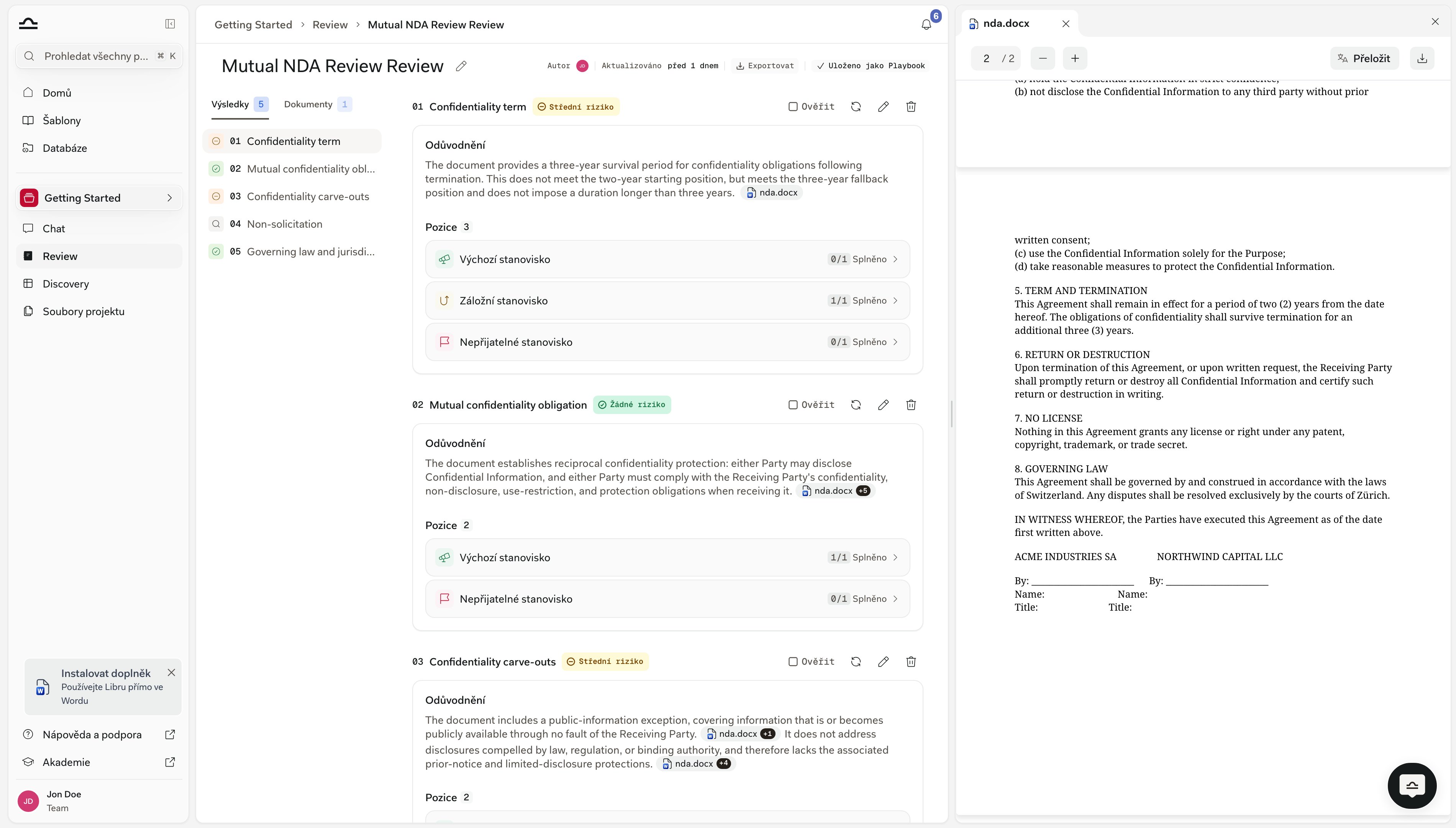 Obrazovka s výsledky Review: levý postranní panel na kartě Výsledky s pěti očíslovanými Tématy a rizikovými ikonami, uprostřed Téma 01 Confidentiality term s odznakem Medium risk, odstavcem Zdůvodnění, třemi řádky Pozic s počty Met a ovládacími prvky Verify, opětovné spuštění, úprava a smazání, a vpravo citovaný soubor nda.docx otevřený v prohlížeči dokumentů