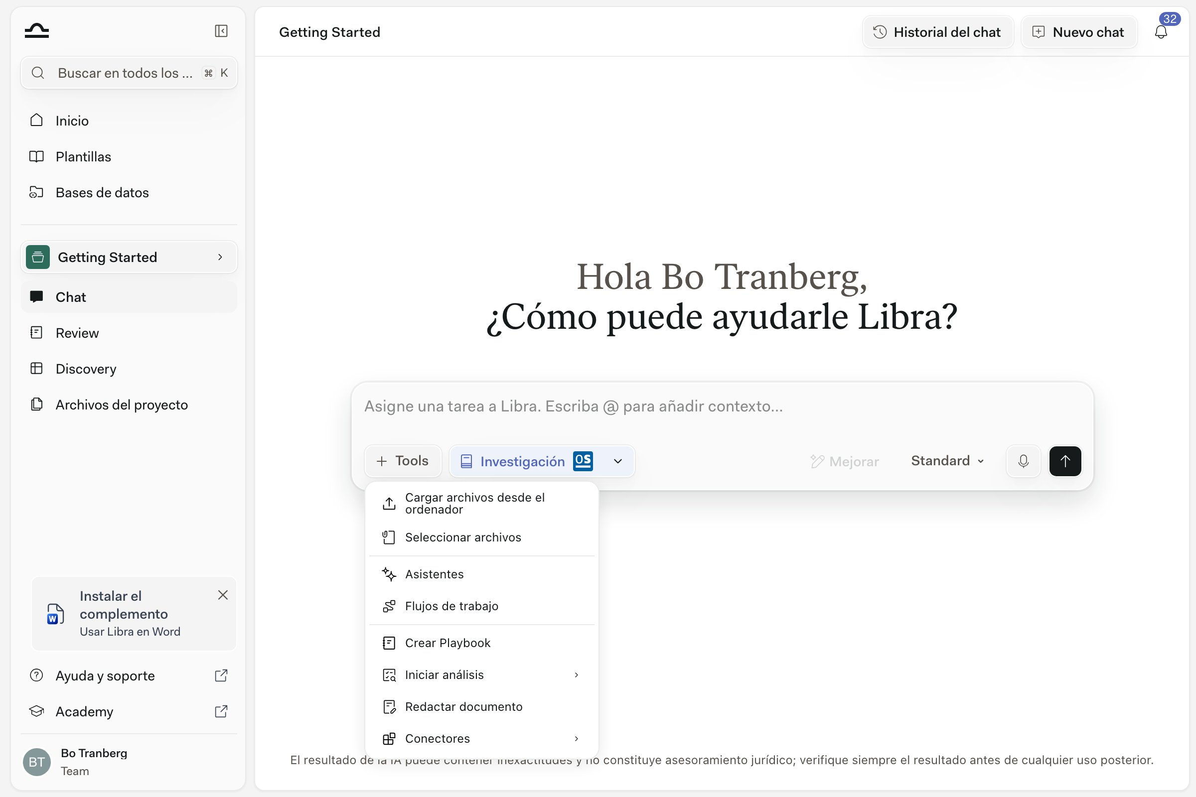 Menú Tools abierto sobre el campo de Chat, con Crear, Assistants, Workflows, Buscar archivos y Añadir contexto