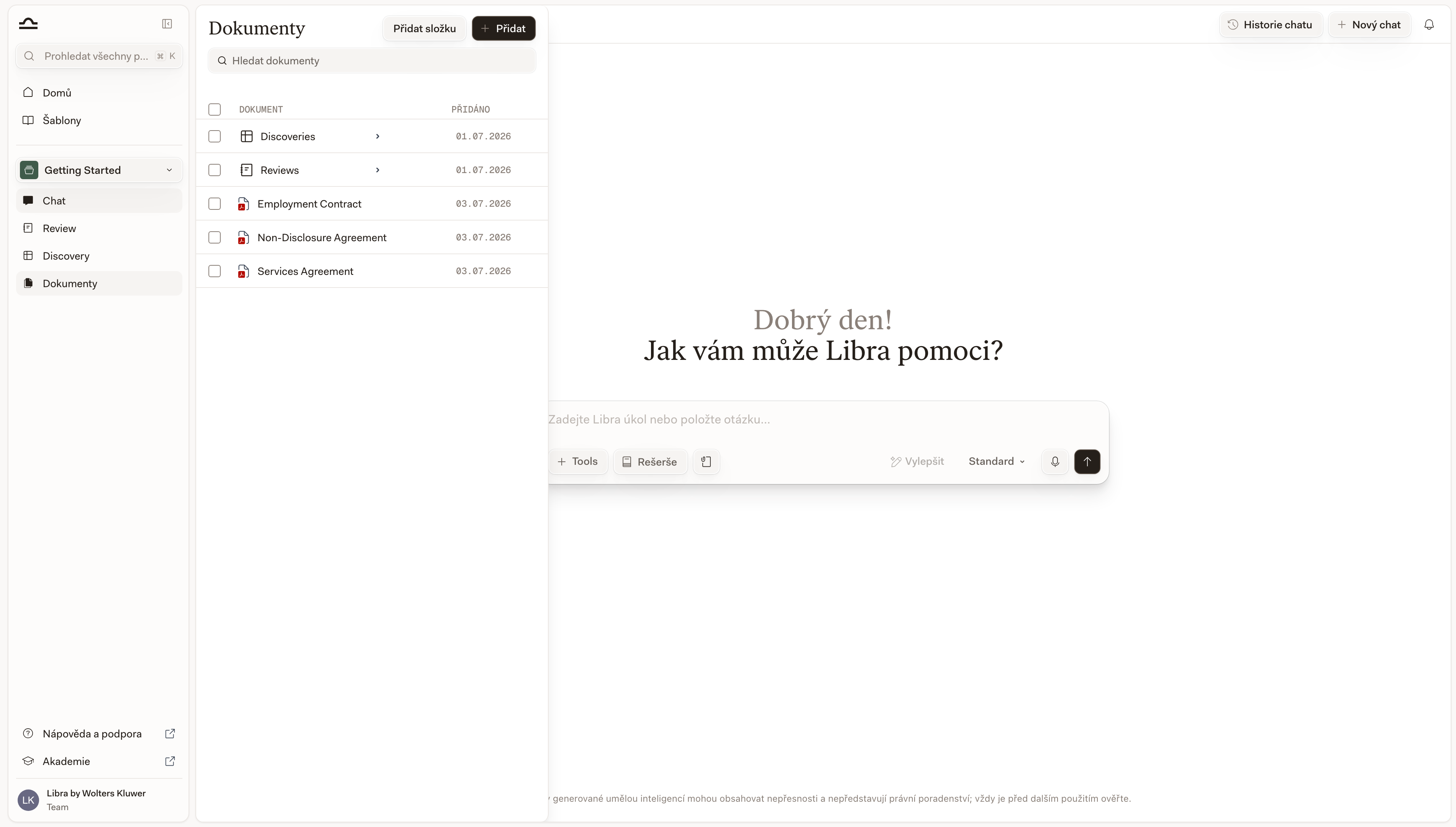 Panel souborů projektu otevřený vedle chatu, se systémovými složkami Reviews a Discoveries nad vlastními složkami projektu