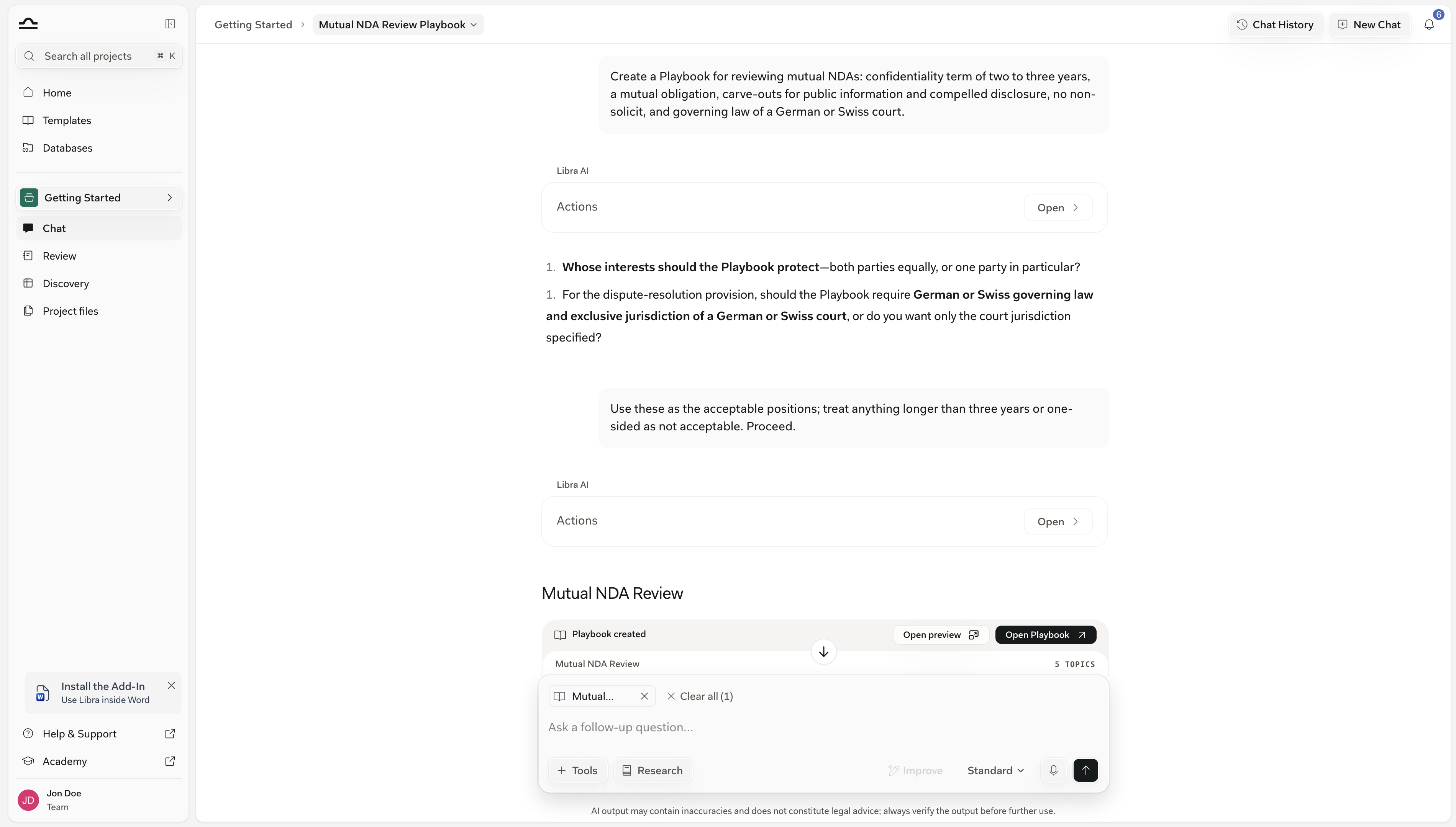 Chat-Unterhaltung, die mit einer Karte „Playbook erstellt” für Mutual NDA Review mit 5 Themen endet, mit den Schaltflächen Vorschau öffnen und Playbook öffnen sowie dem an die Eingabezeile angehängten Playbook