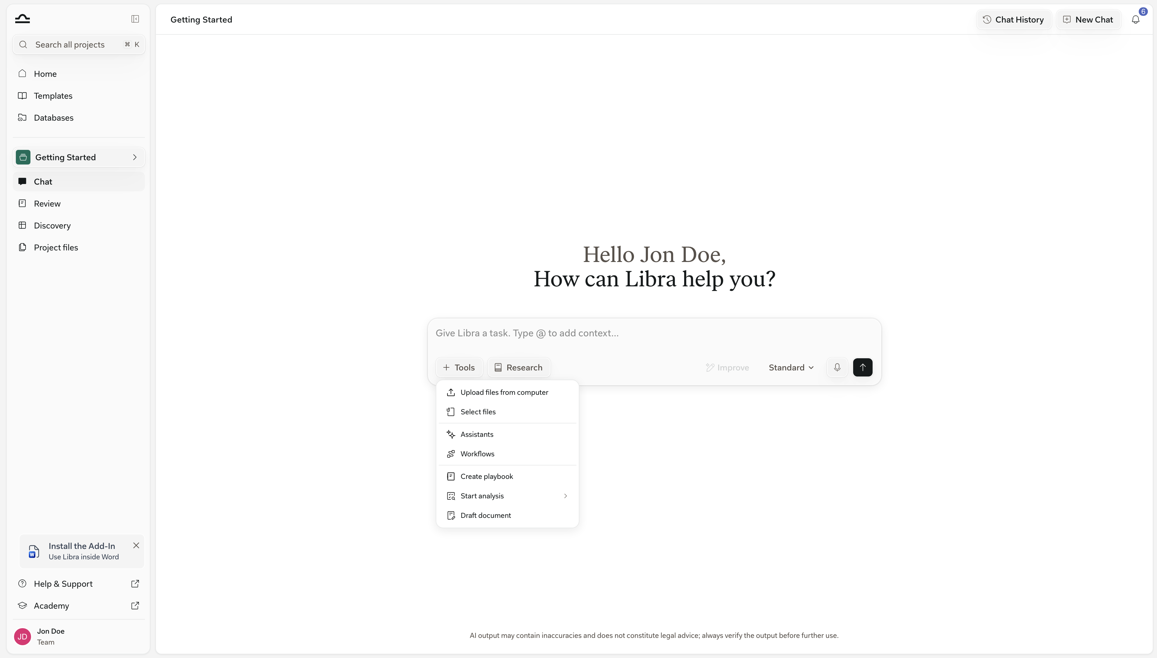 Das Tools-Menü über der Chat-Eingabe geöffnet, mit Dateien vom Computer hochladen, Dateien auswählen, Assistants, Workflows, Playbook erstellen, Analyse starten und Dokument entwerfen