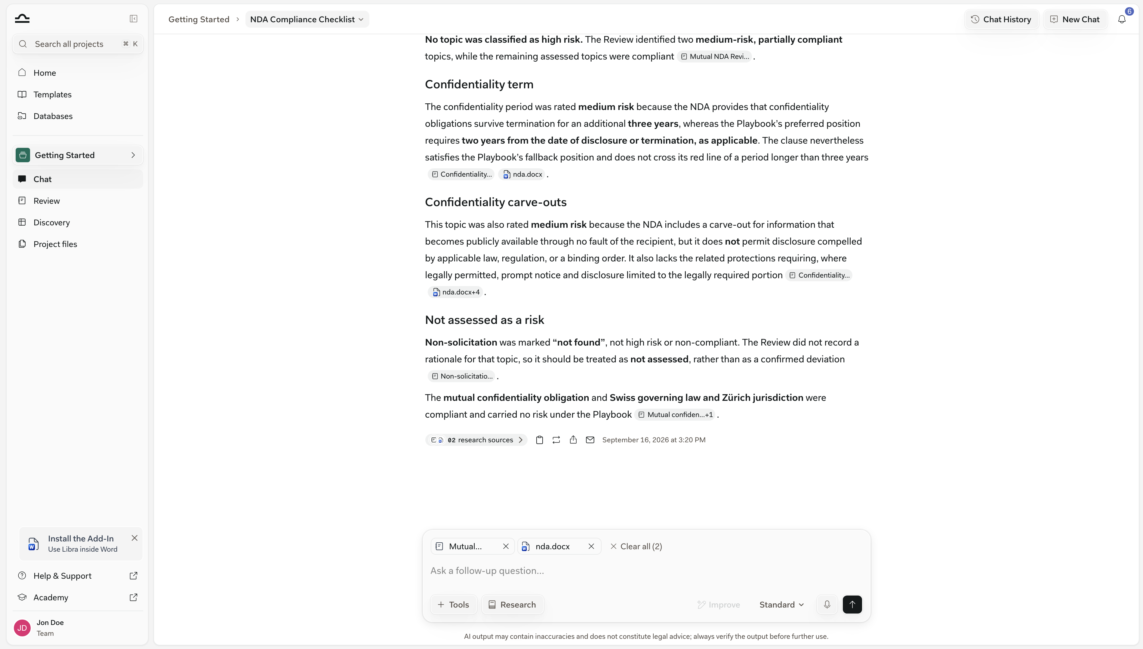 Eine Chat-Antwort mit einem angehängten Review und einem Vertrag, Inline-Zitat-Chips im gesamten Text und einer Zeile mit zitierten Quellen darunter