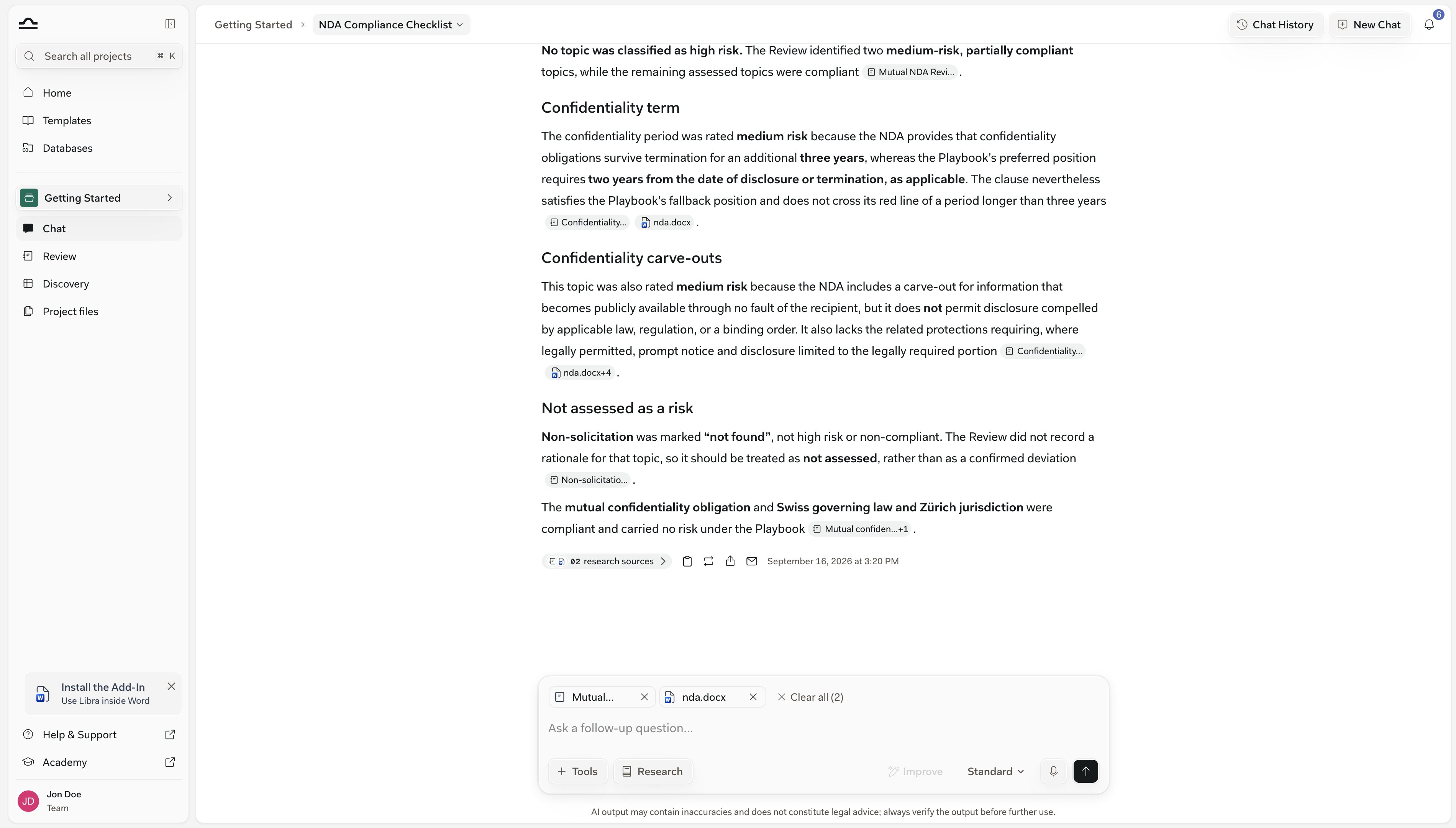 Una respuesta de Chat con un Review y un contrato adjuntos, fragmentos de cita en línea a lo largo del texto, y una fila de fuentes citadas debajo