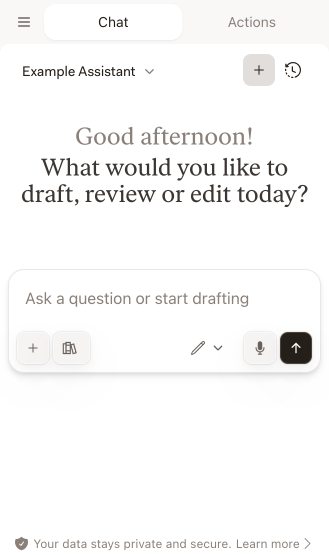 Libra Chat-Registerkarte in Word mit der Assistant-Auswahl, den Schaltflächen für neuen Chat und Verlauf sowie dem Eingabefeld